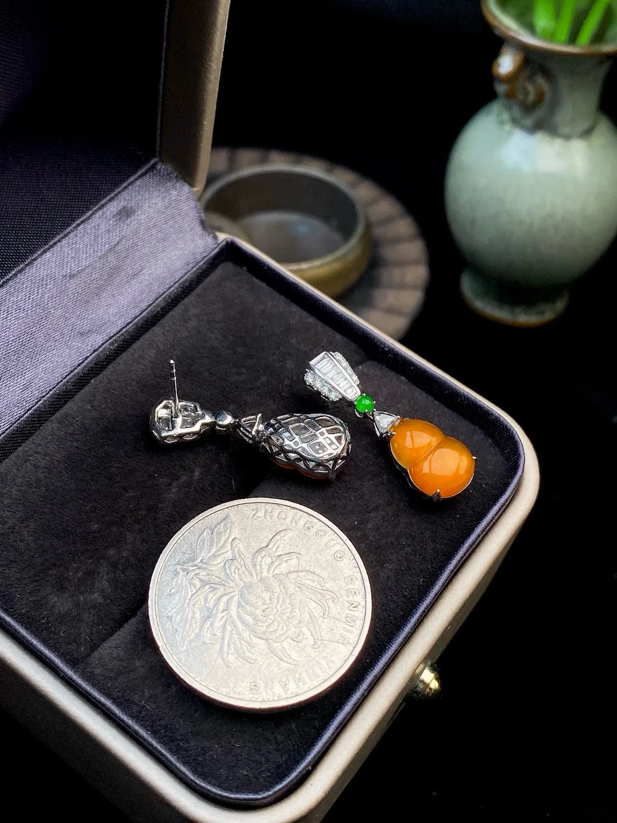 【冰种黄翡葫芦耳坠】质地细润，起刚起荧光，18K金钻镶嵌，裸石尺寸11.6*8.4*2.8毫米