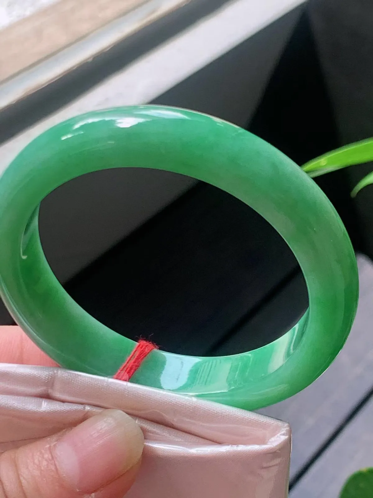 【翡翠名称】老种冰满绿53.8正圈口手镯
【翡翠尺寸】52.8/12.8/8.5mm适合51.8-54正圈口佩戴
【翡翠描述】宝贝种老水足，玉质细腻，色泽靓丽，性价比高，佩戴效果好！
【其它赠送】权威证书/精美挂绳盒子/支持全国复检