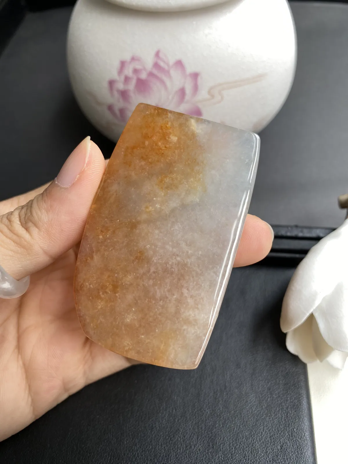 缅甸冰润红翡随形观音牌，种老冰润光泽，尺寸66x40x10.8mm，品相非常厚桩，纯手工雕刻，颜色鲜艳仪态优美，自然光随手拍，性价比高