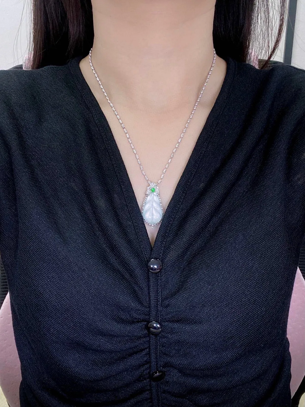 【冰种叶子】金枝玉叶，质地细腻，冰润透亮，光泽出众，18k金钻镶嵌，裸石尺寸23.8*14.7*3.7毫米