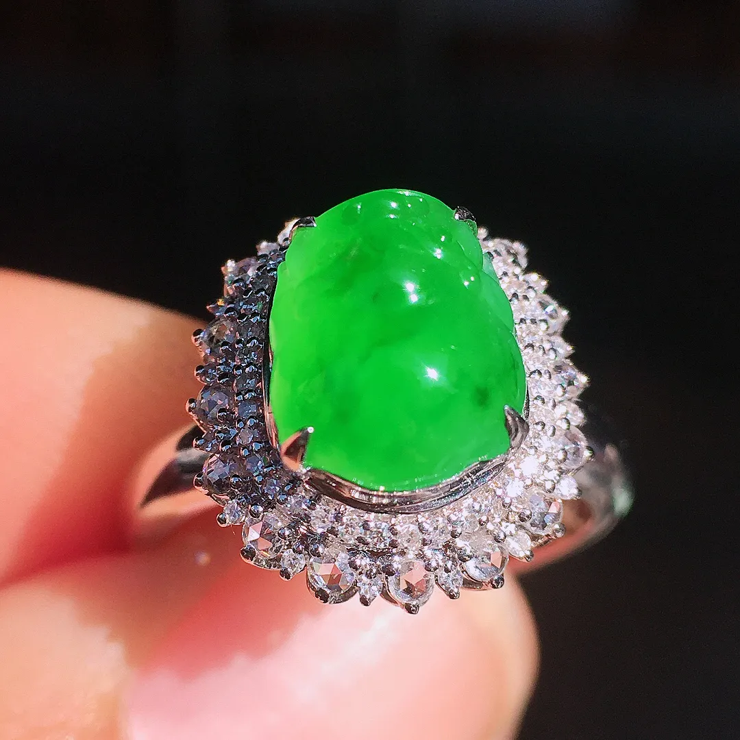 阳绿貔貅戒指，色泽均匀艳丽，玉质细腻，荧光感超
强，饱满圆润，尽显优雅气质，18k
金豪华镶嵌