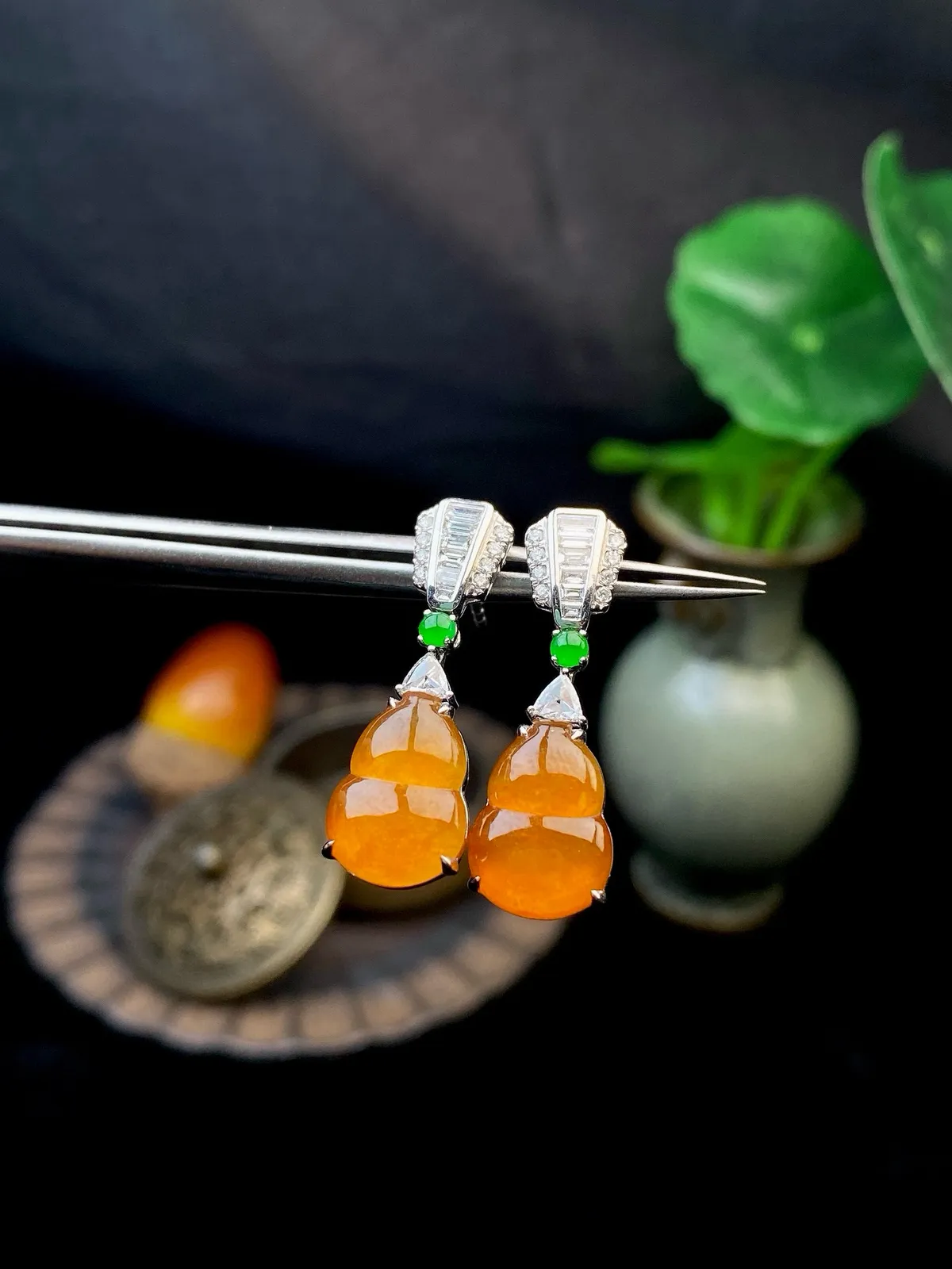 【冰种黄翡葫芦耳坠】质地细润，起刚起荧光，18K金钻镶嵌，裸石尺寸11.6*8.4*2.8毫米