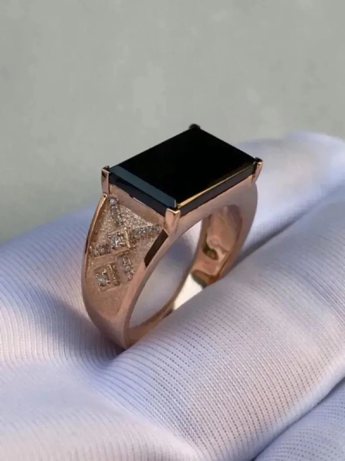 墨翠：【方形戒指】18K金+南非钻镶嵌，细腻干净，黑度极黑，性价比高，做工精致，打灯透绿 裸石尺寸：15.2*9.4*4.9.