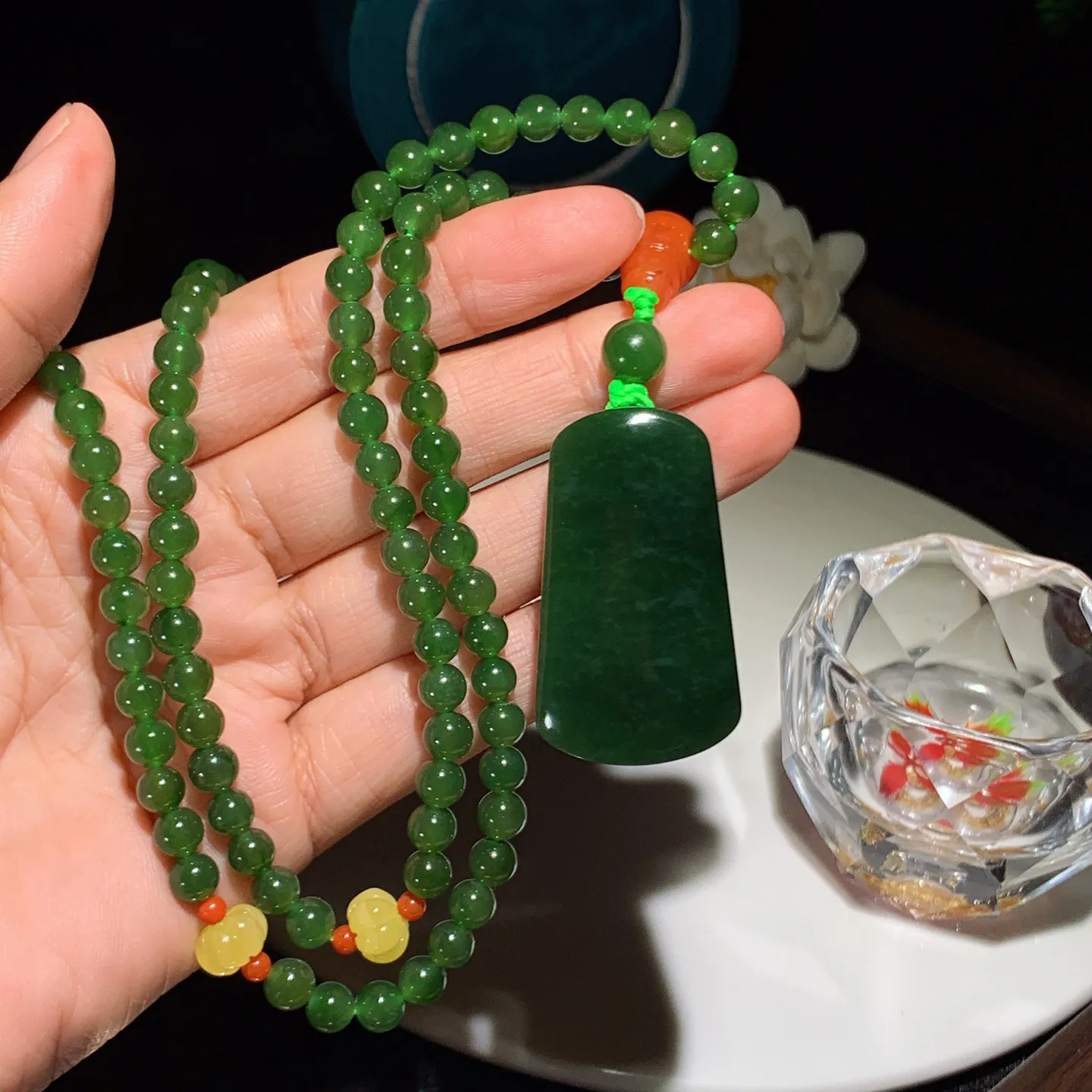 和田玉菠菜绿俄罗斯碧玉平安无事牌挂件。尺寸43/25/14重72克。玉质细腻油润。手推出油。佩戴高端典雅。lt251213