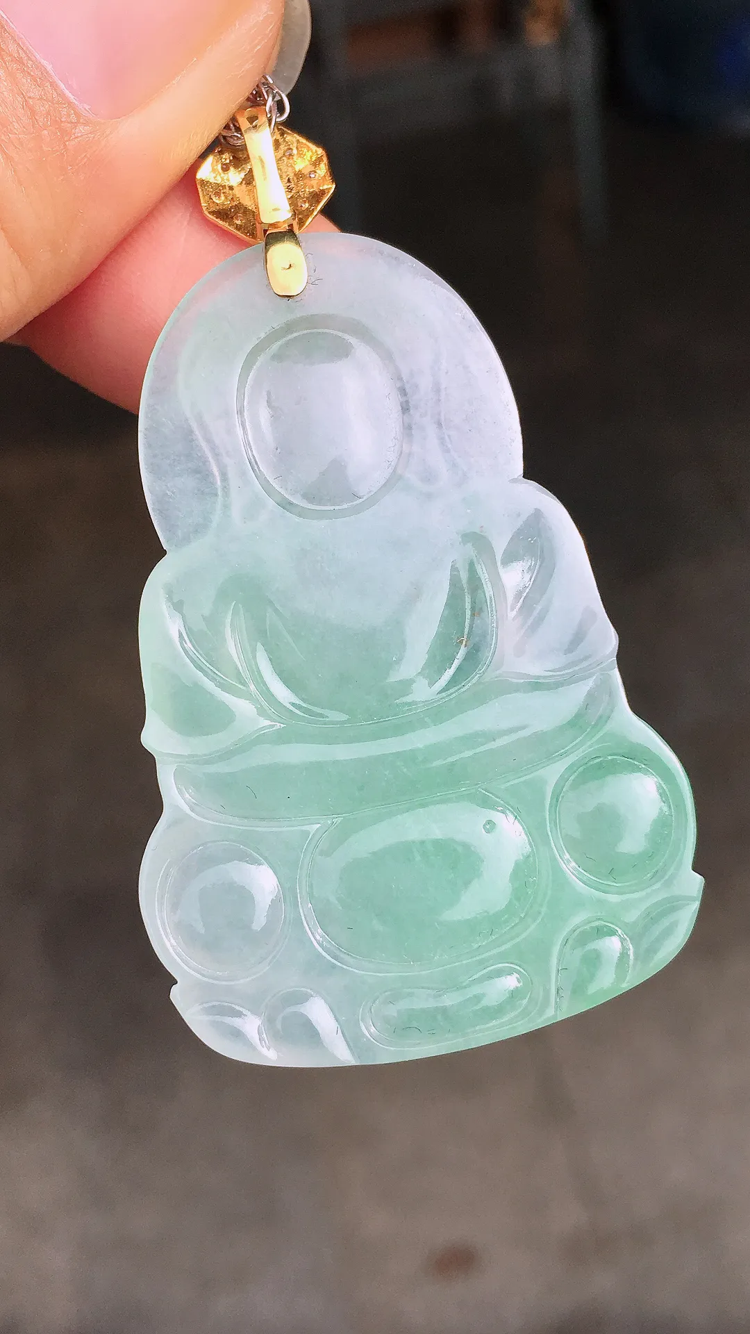 飘绿观音吊坠，色泽艳丽，玉质细腻，荧光感超
强，饱满圆润，尽显优雅气质，18k
金豪华镶嵌