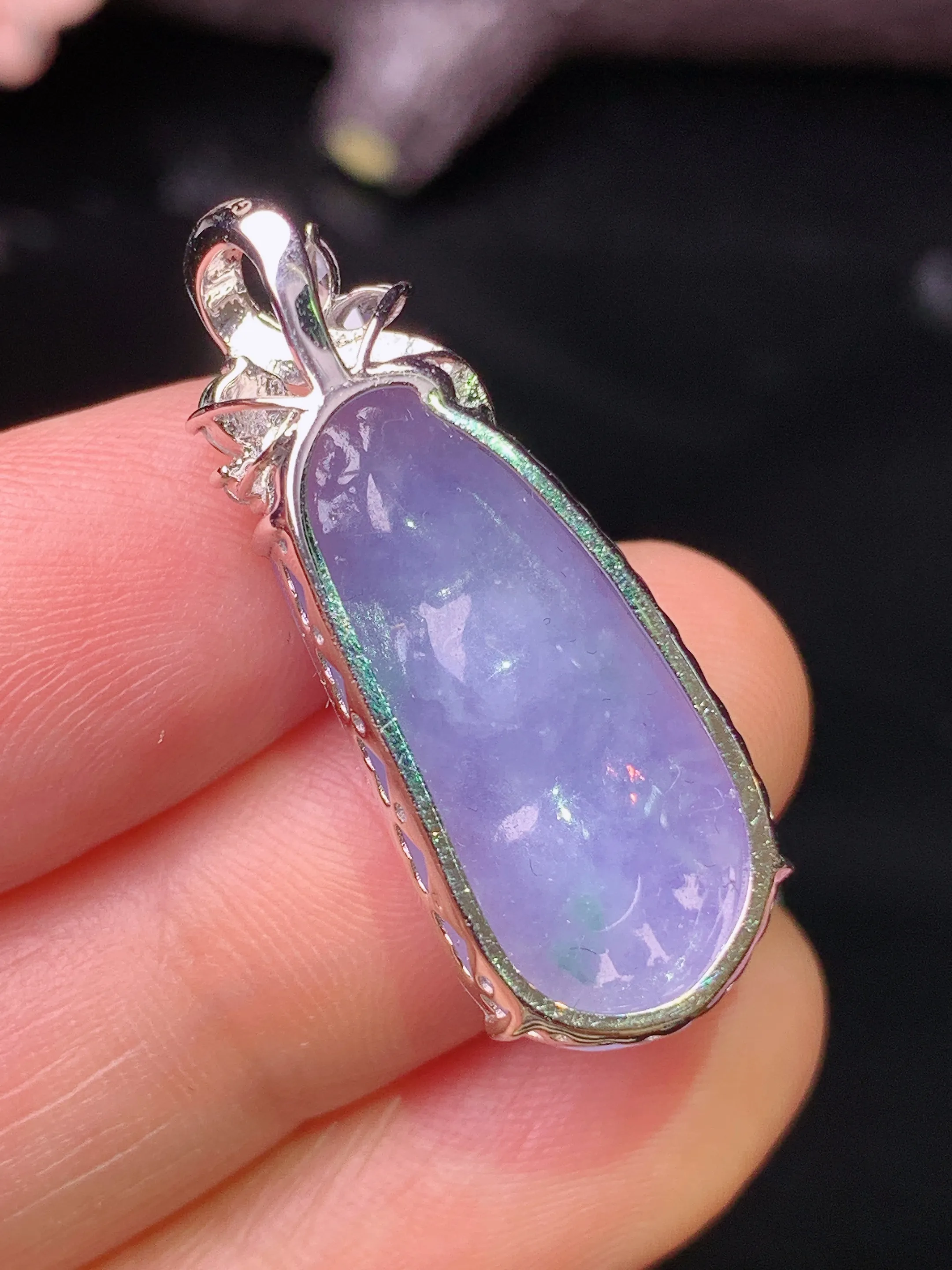 18k金钻镶嵌紫罗兰四季豆吊坠 玉质细腻 水润亮眼 色泽艳丽 整体尺寸30.3*11.5*8.8