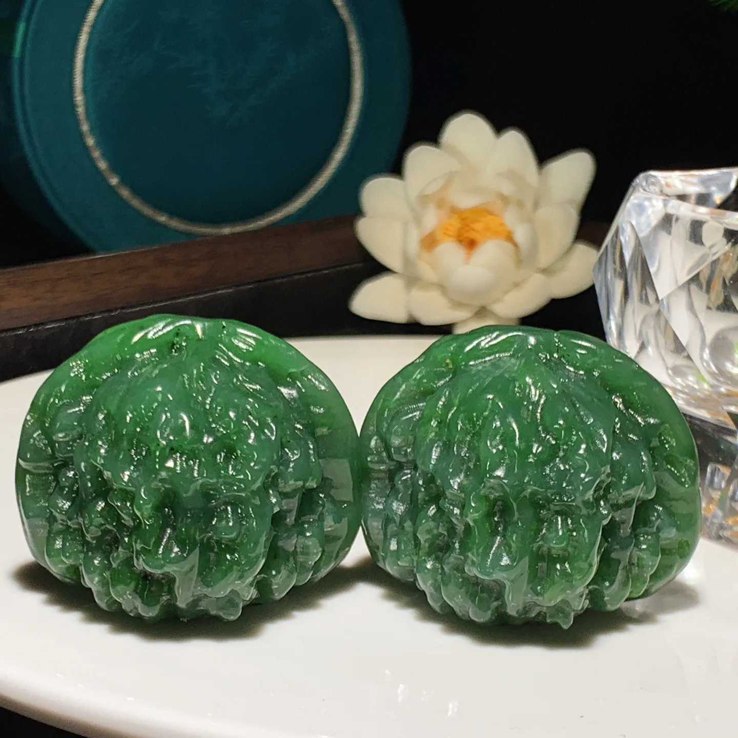 和田玉阳绿俄罗斯碧玉大权在握核桃把件。尺寸37/44重170.5克。玉质细腻油润。手推出油。佩戴高端典雅。lt251213