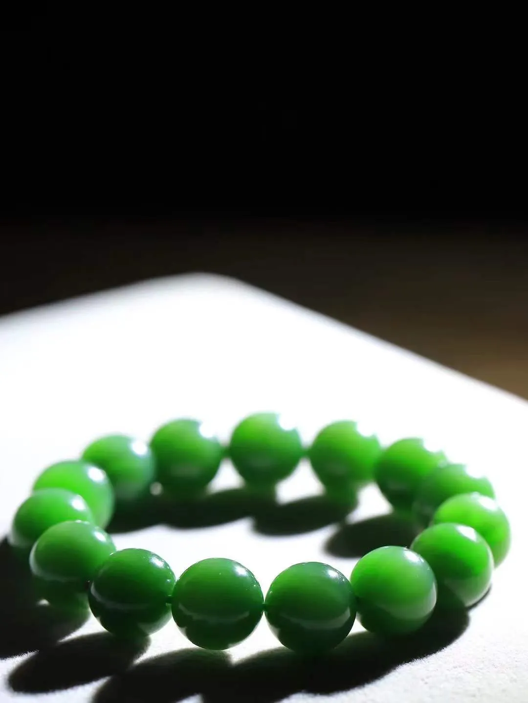 【珠圆玉润.手串】

收藏级️和田玉碧玉猫眼珠圆玉润手串 玉质温润细腻  整串打磨圆润，佩戴舒适。珠珠落玉盘，间关莺语花底滑，一生美好时光，无论身在何处，都有它相伴相守。事事顺遂，幸福美满，吉祥如意。重58.83克 尺寸取一13.6mm  FDA-221201233