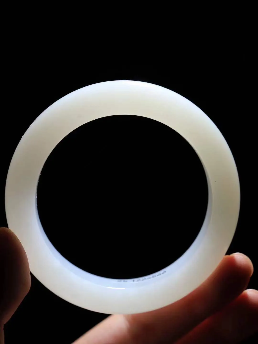 【腕间柔情.手镯】   

收藏级臻品️和田玉白玉手镯 玉质温润细腻 油性十足 古朴秀雅 轻抚岁月的栏杆软香温玉，腕间玉镯轻轻晃动，令人情动心间，撷一缕月末的芬芳，把心思铺陈，时光静美，惟有你最温柔。重79.67克   尺寸56.5-14.9-10.5mm  461201255A