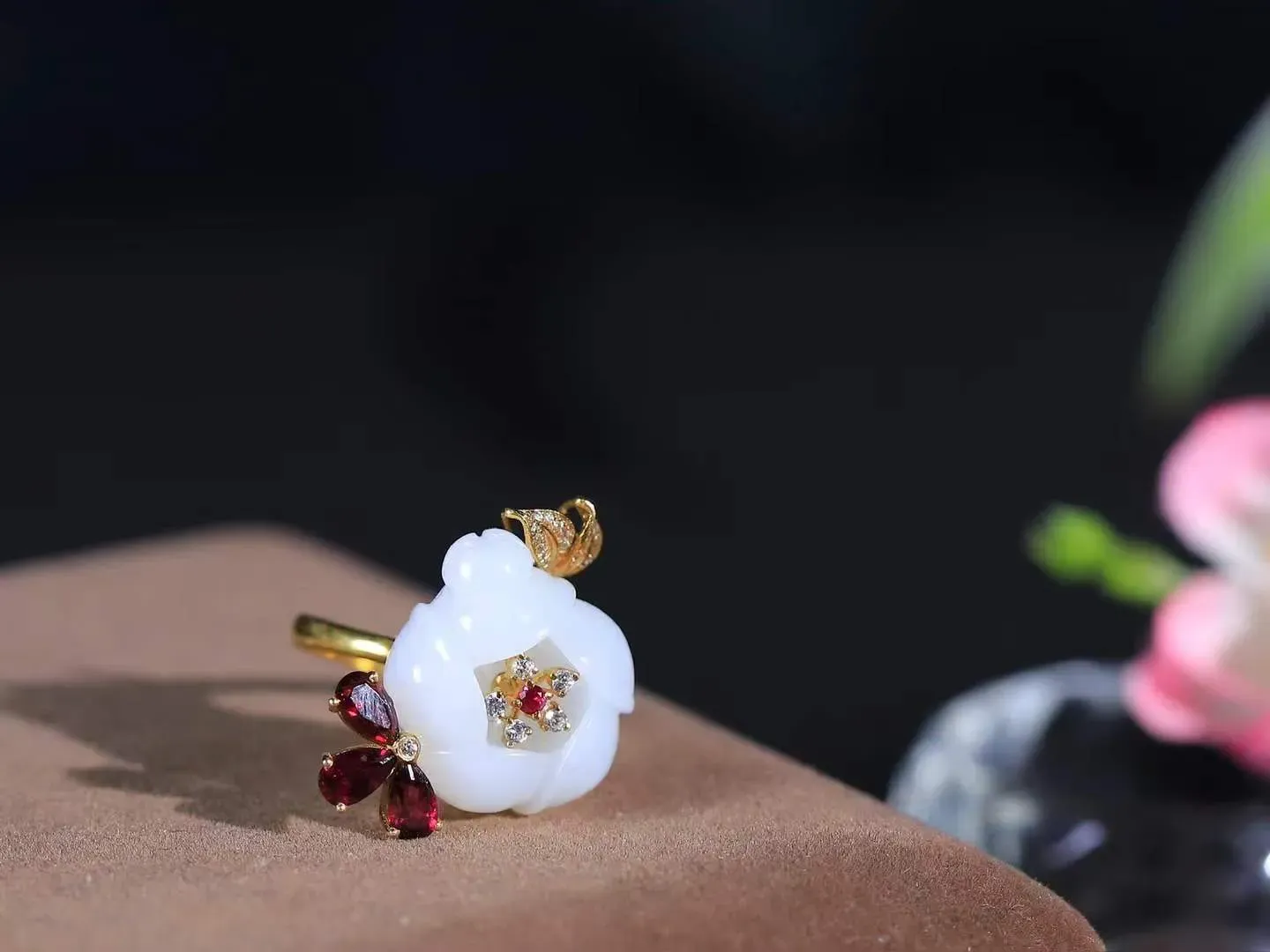 （金镶玉.荷韵.戒指）

精品和田玉白玉18k金镶嵌荷韵戒指，玉质极其细腻温润，油润感十足，心似莲