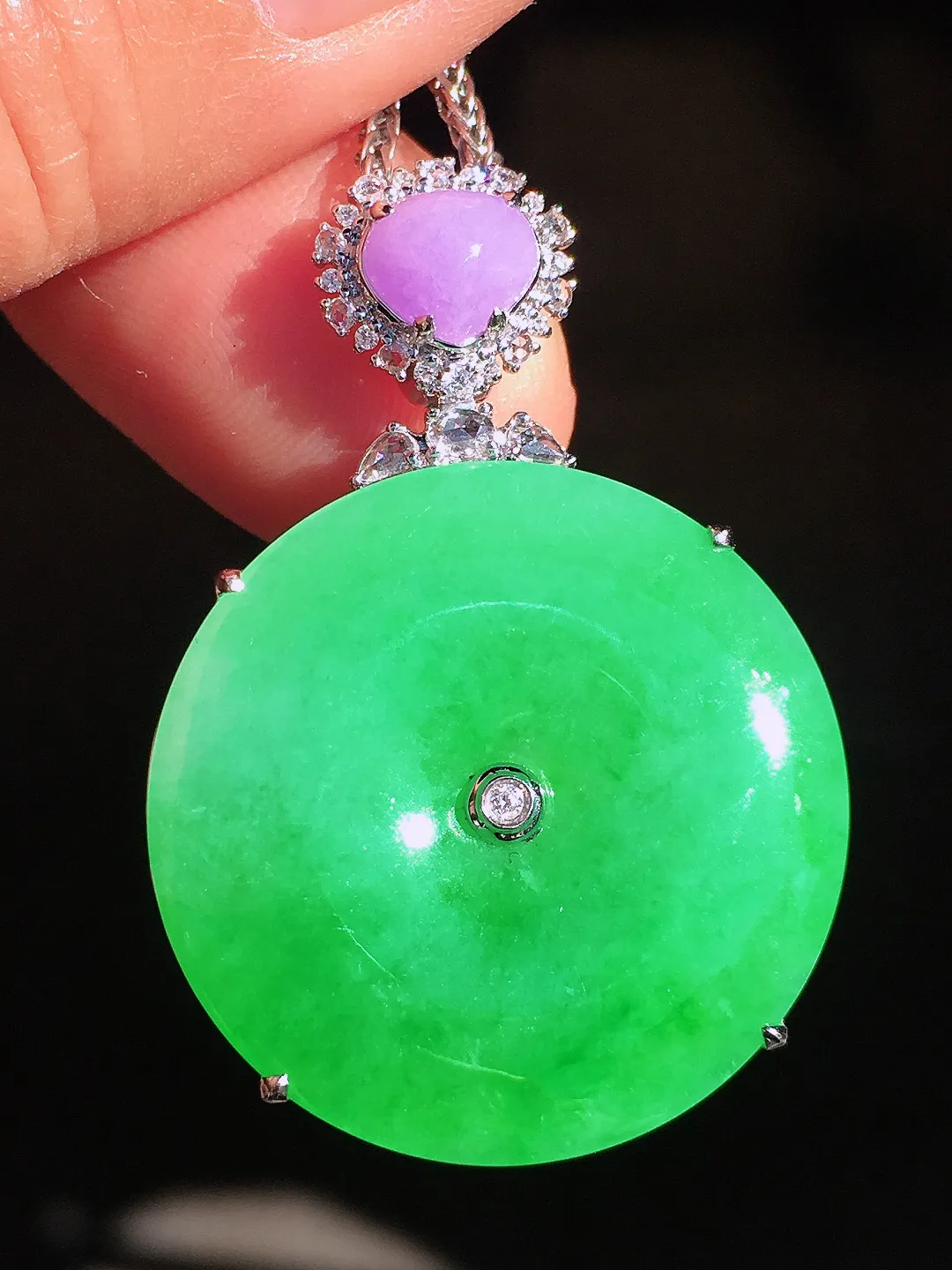 阳绿平安扣吊坠，色泽均匀艳丽，玉质细腻，荧光感超
强，饱满圆润，尽显优雅气质，18k
金豪华镶嵌