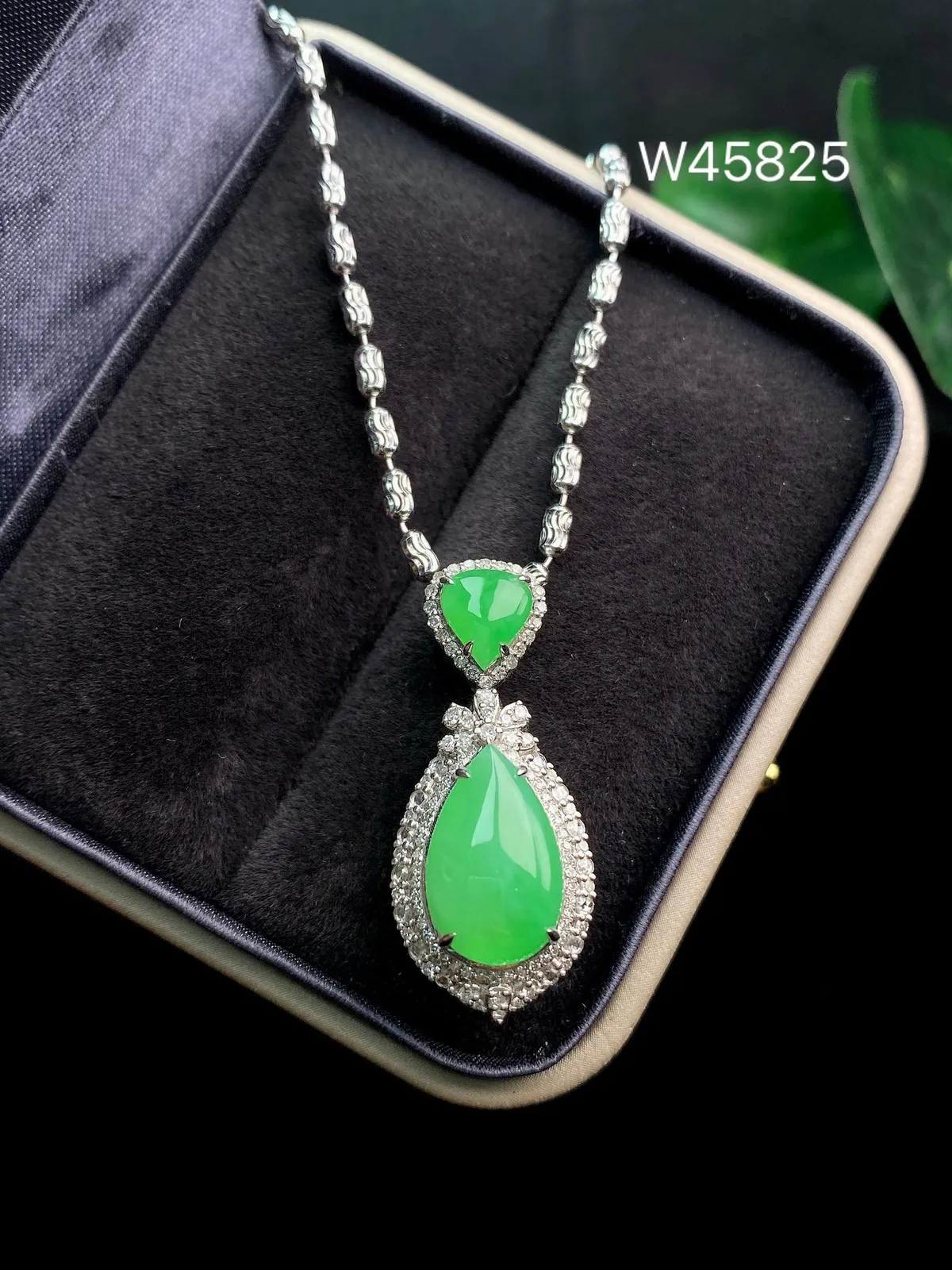 【冰种满绿水滴吊坠】种水上乘，冰感十足，通透闪亮，晶莹剔透。颜色浓郁，18K金钻精美镶嵌，裸石尺寸1