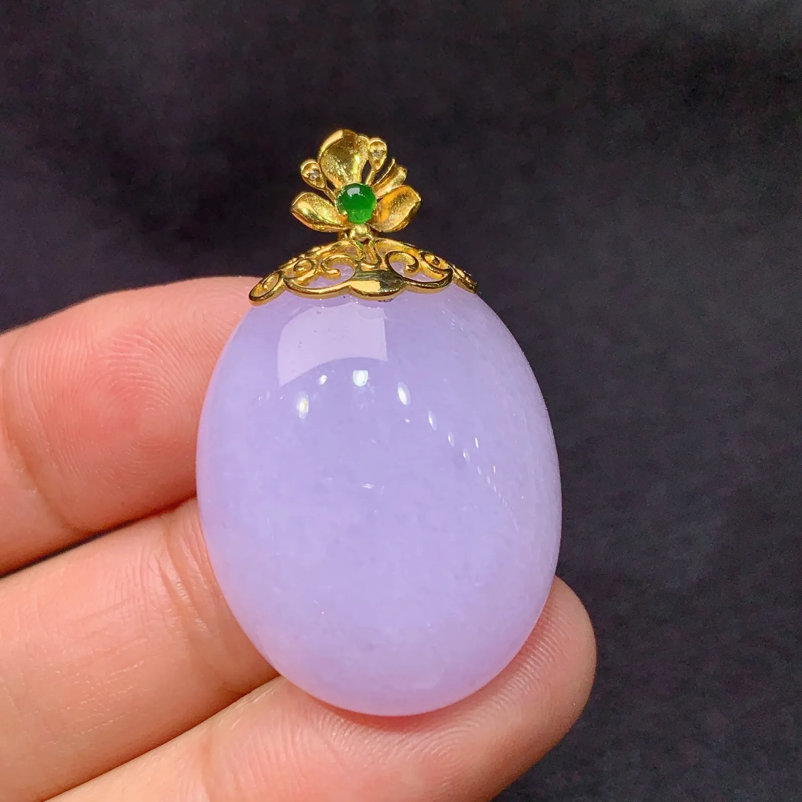 紫罗兰蛋面吊坠，18k金镶嵌，温润细腻，颜色鲜艳 Fuy 尺寸34.8*21.8*10.4
