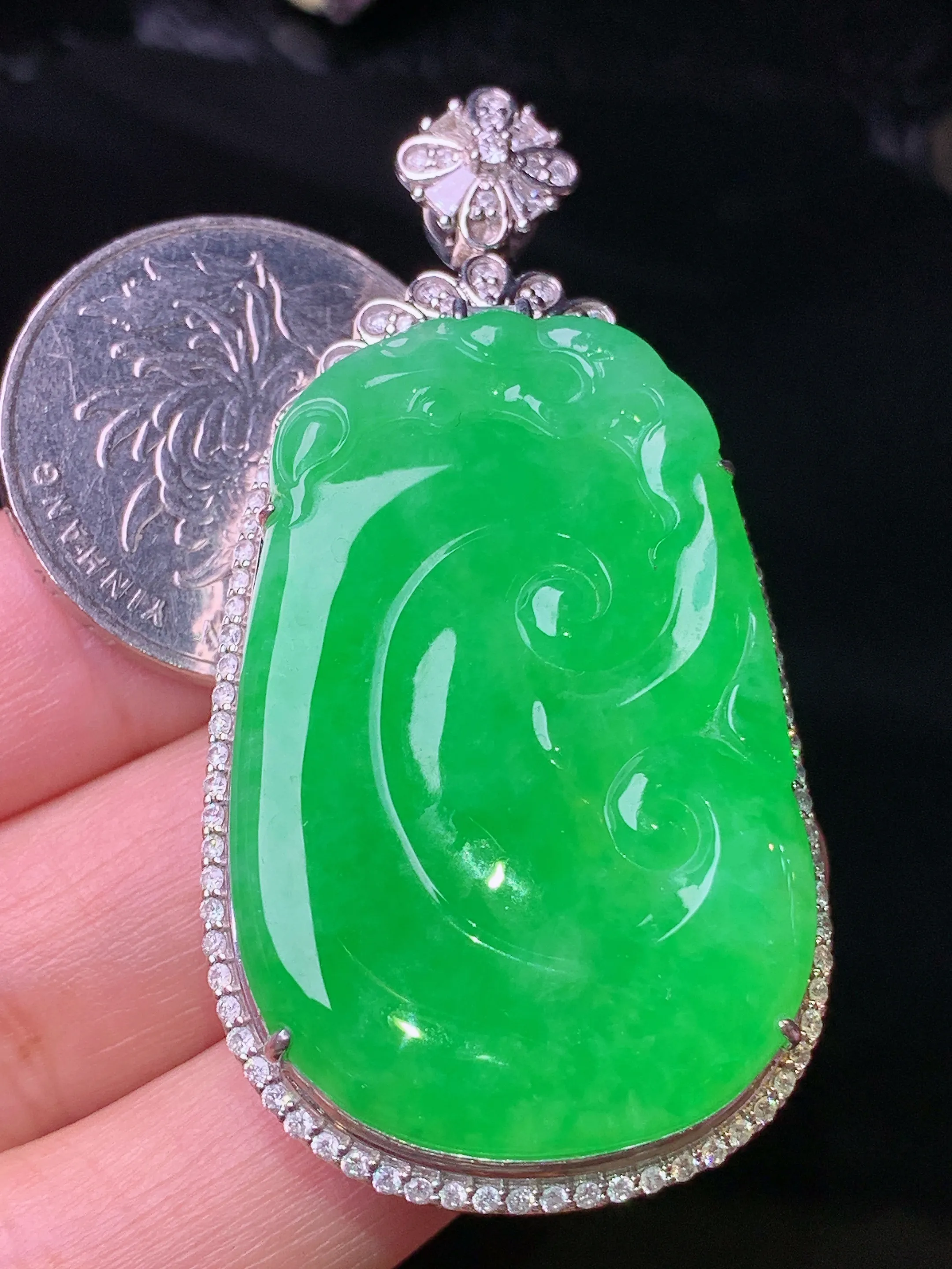 18k金钻镶嵌满绿如意吊坠 玉质细腻 水润亮眼 色泽艳丽 整体尺寸55.7*28.3*11.2