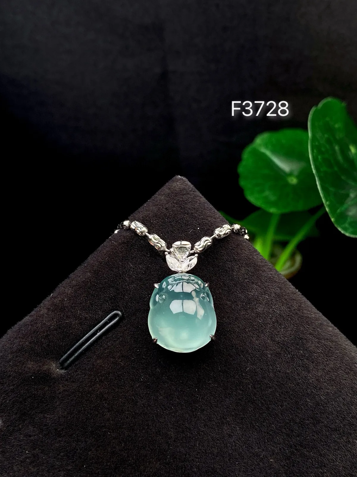 【冰种晴底貔貅吊坠】质地细腻，饱满度很好，晶莹剔透，18k金钻镶嵌，裸石尺寸13.8*12.1*7.