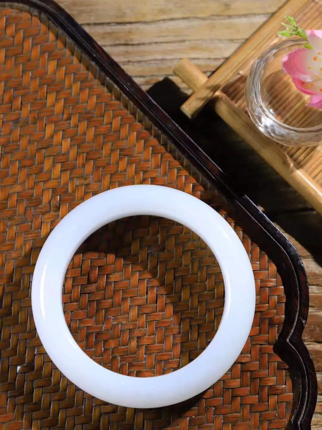 【腕间柔情.手镯】   

收藏级臻品️和田玉白玉手镯 玉质温润细腻 油性十足 古朴秀雅 轻抚岁月的栏杆软香温玉，腕间玉镯轻轻晃动，令人情动心间，撷一缕月末的芬芳，把心思铺陈，时光静美，惟有你最温柔。重79.67克   尺寸56.5-14.9-10.5mm  461201255A