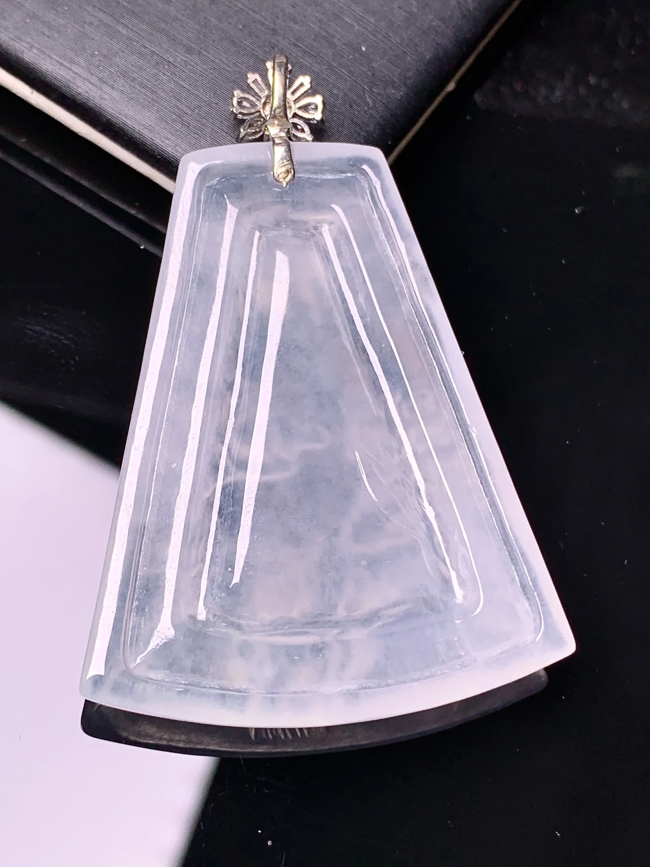 18k金钻镶嵌冰种山水牌子吊坠 玉质细腻 水润亮眼 色泽艳丽 整体尺寸49.5*34*5.2