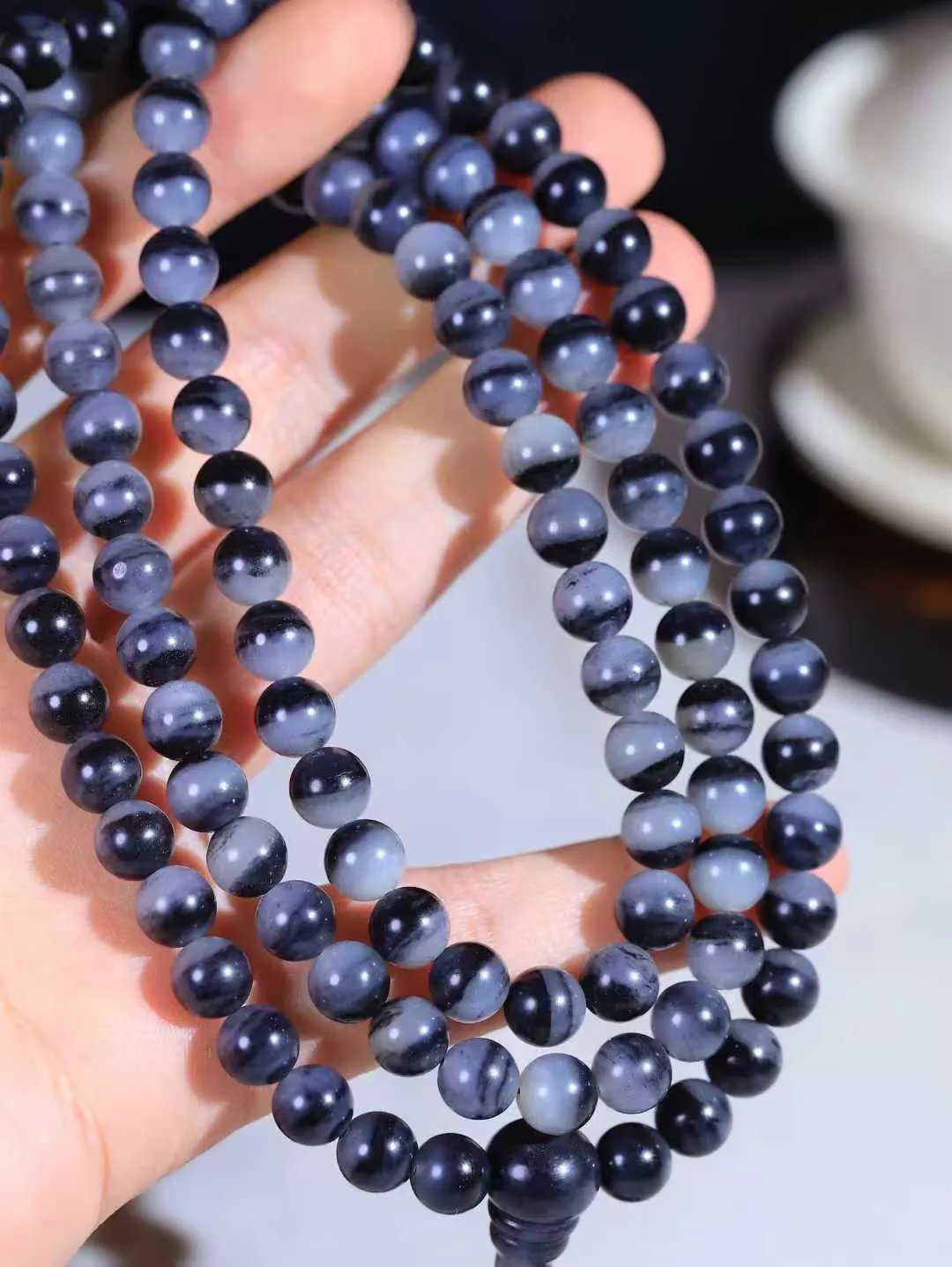 【链.108】

新疆和田青花籽料108挂链 玉质温润细腻 油性十足 佩戴舒适。珠珠落玉盘，间关莺语花底滑，一生美好时光，无论身在何处，都有它相伴相守。事事顺遂，幸福美满，吉祥如意。重96.2克 尺寸取一7.9mm FDA-781251493