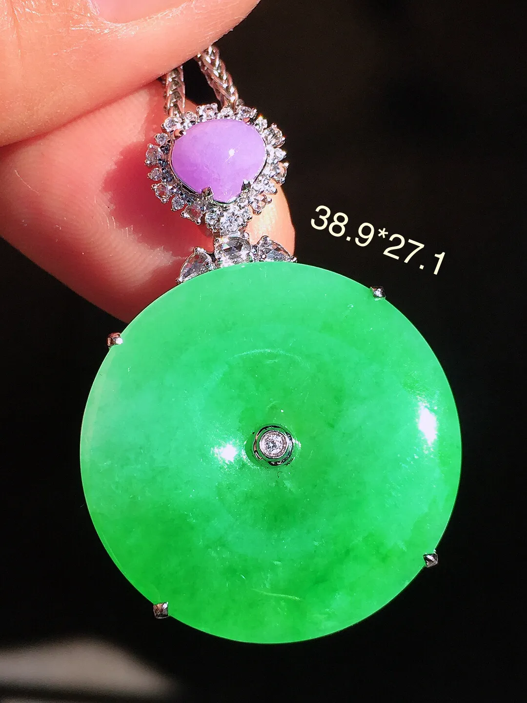 阳绿平安扣吊坠，色泽均匀艳丽，玉质细腻，荧光感超
强，饱满圆润，尽显优雅气质，18k
金豪华镶嵌