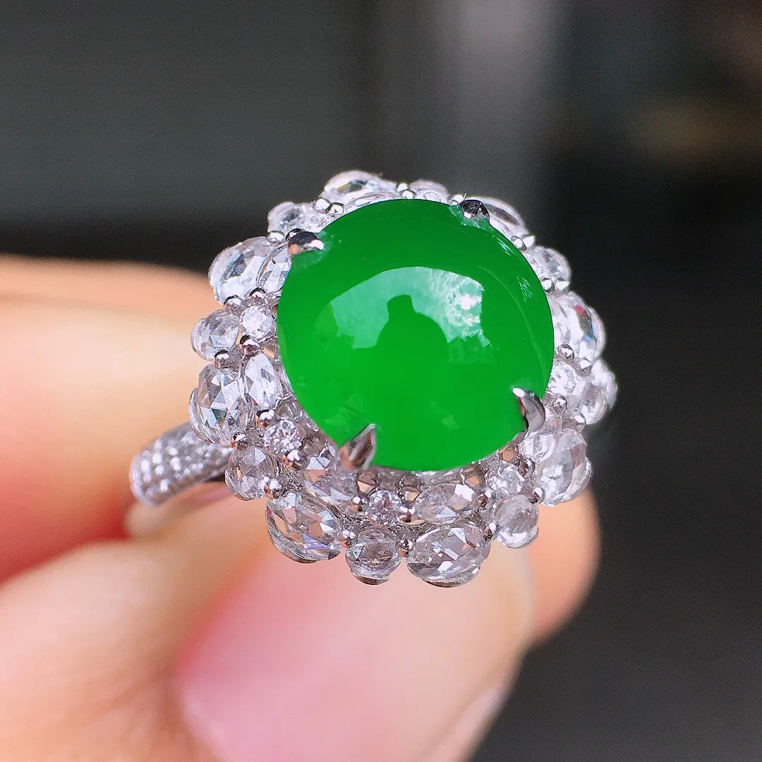 阳绿蛋面戒指，色泽均匀艳丽，玉质细腻，荧光感超
强，饱满圆润，尽显优雅气质，18k
金豪华镶嵌