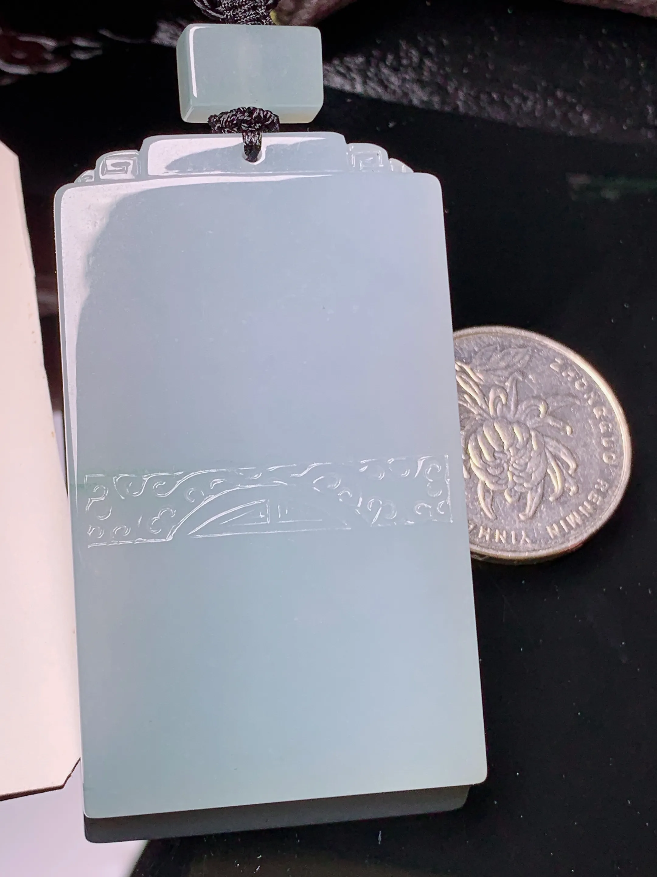 雕花无事牌吊坠 玉质细腻 水润亮眼 色泽艳丽 整体尺寸58.3*34.3*6