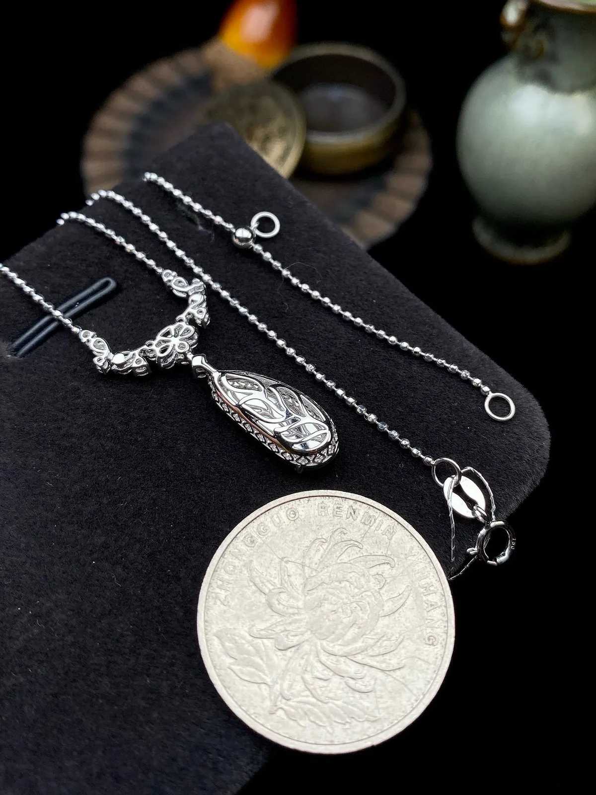 【冰种满绿福豆】质地冰润细腻，种老起光，收藏品质，18K金钻镶嵌，裸石尺寸17*7*3.2毫米