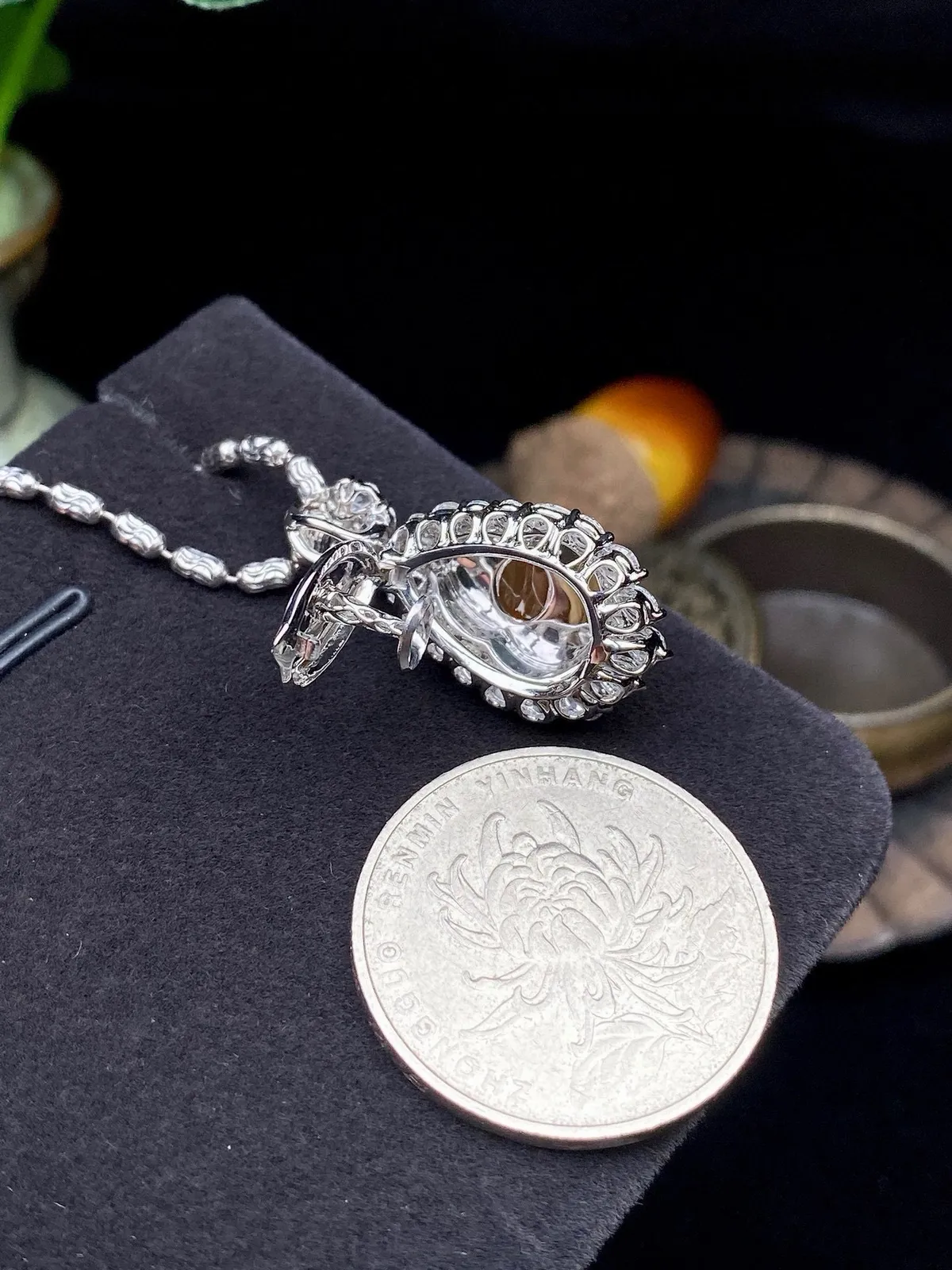 【冰种黄翡葫芦吊坠】质地细腻，冰感十足，晶莹透亮，18K金钻镶嵌，裸石尺寸12.5*10.2*3.3毫米