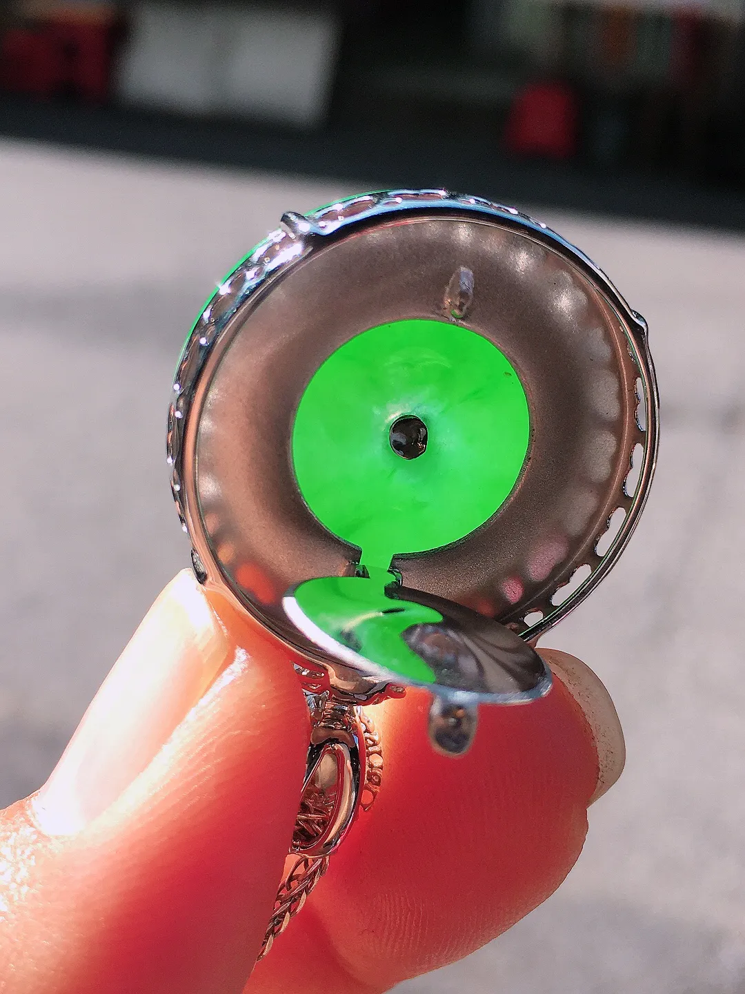 阳绿平安扣吊坠，色泽均匀艳丽，玉质细腻，荧光感超
强，饱满圆润，尽显优雅气质，18k
金豪华镶嵌