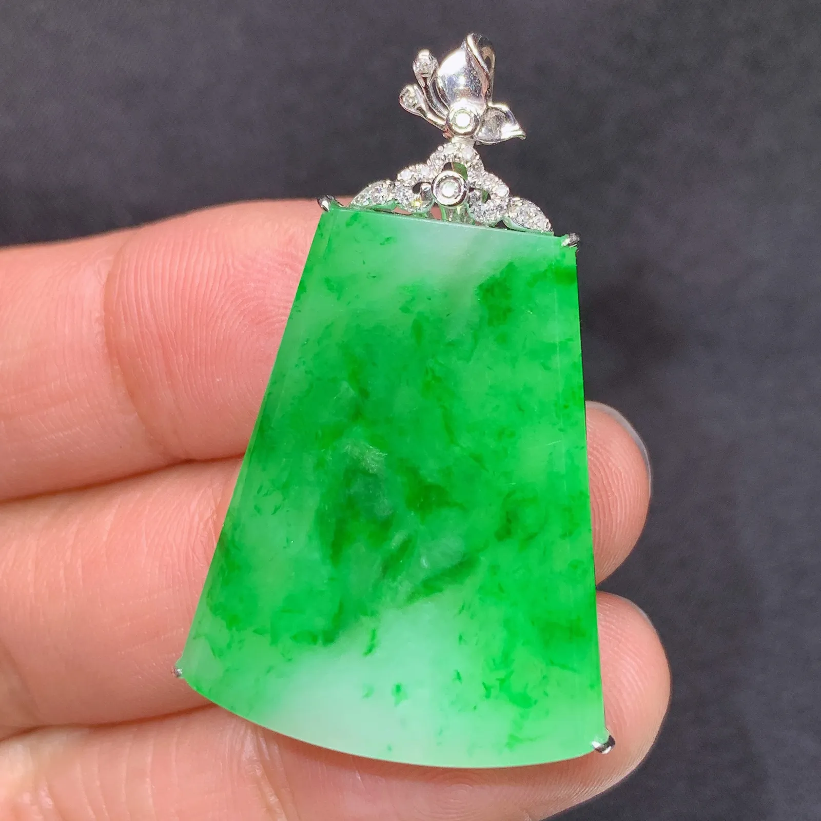 阳绿无事牌吊坠，18k金镶嵌，冰润色阳，种老水足 Xyg 尺寸38.1*23.8*5.7