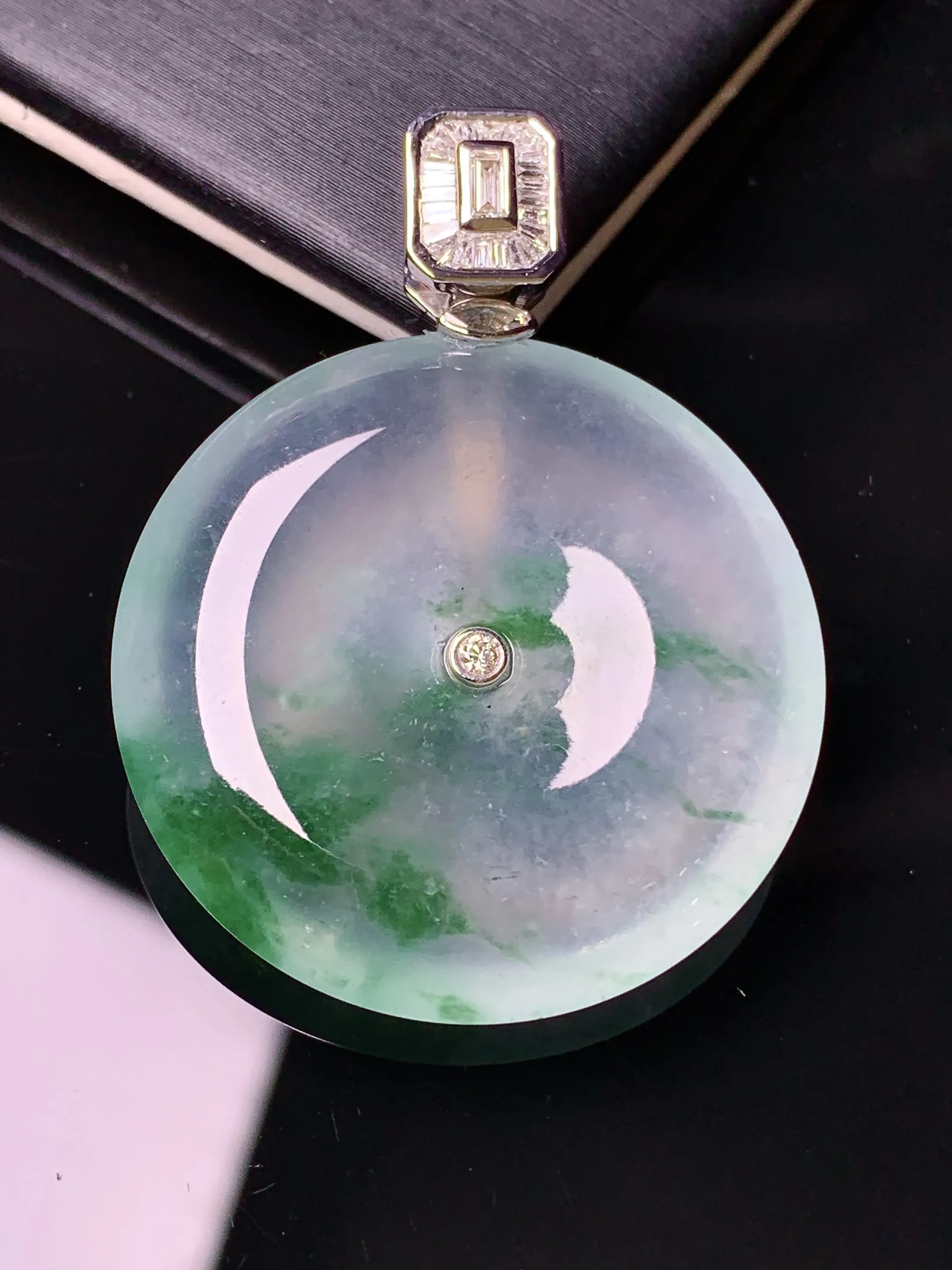 18k金钻镶嵌冰种飘绿平安扣吊坠 玉质细腻 水润亮眼 色泽艳丽 整体尺寸39.2*29.8*6.6