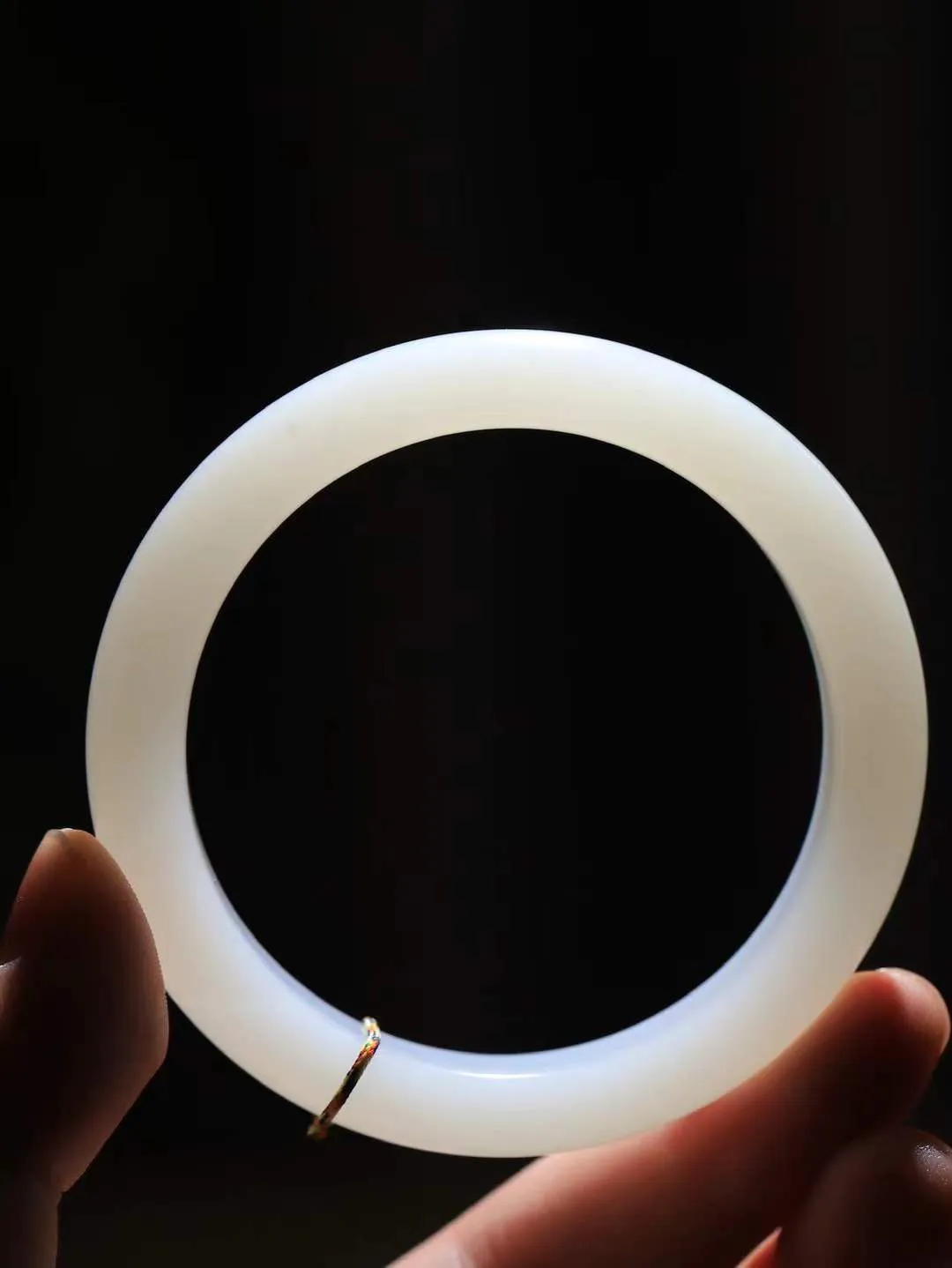 【花样年华·手镯】

精品和田玉白玉手镯，质地油润细腻，色泽高贵典雅，镯型古朴典雅。在诗情画意的雨巷相遇，你是我腕间的一抹风情，有你眸有深情，清风荡漾湖间静水，我愿俯身低眉，在烟波涟漪处，寻你深情倩影。内径56.5mm尺寸11.8-8.5mm 重52.5克。fDL-36120788