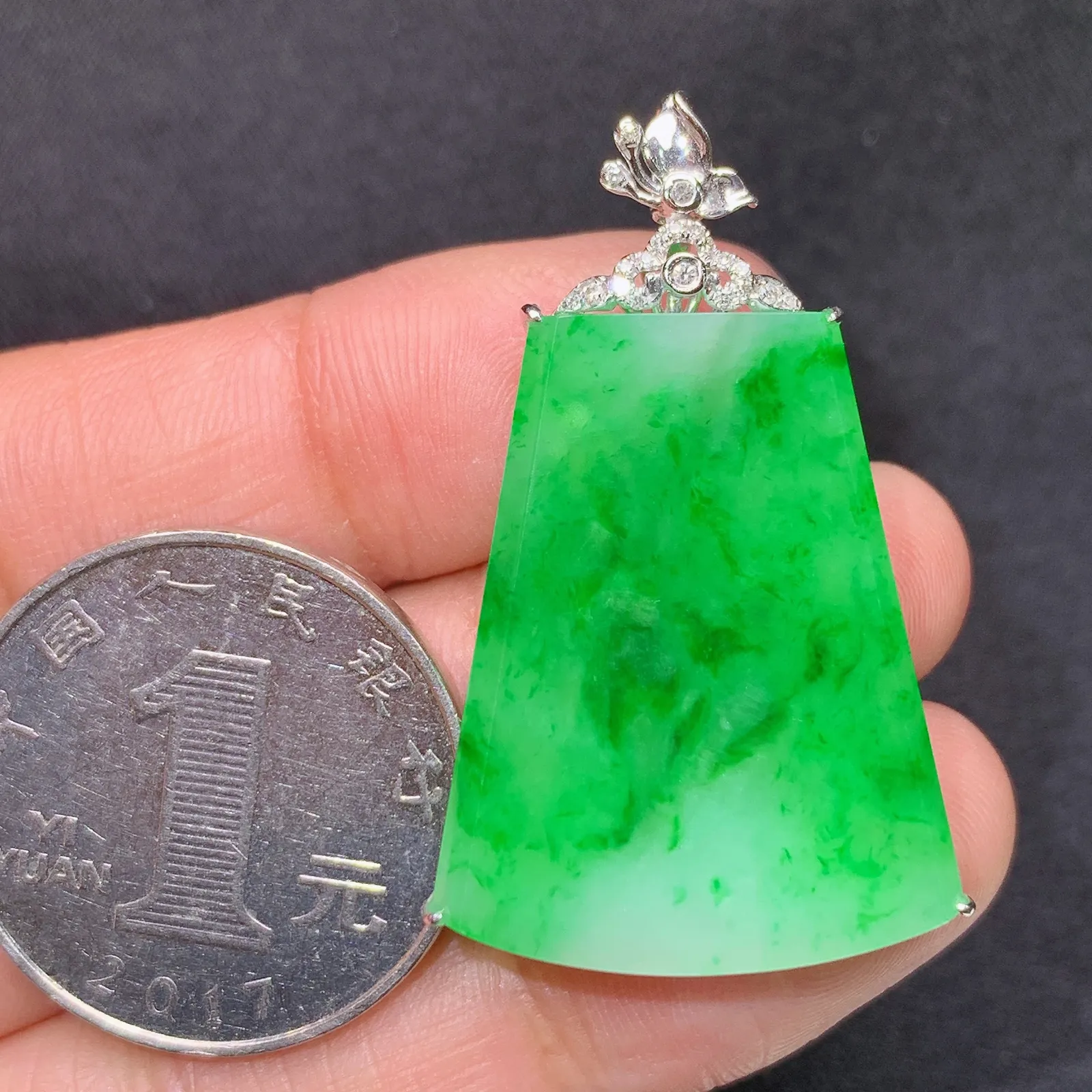 阳绿无事牌吊坠，18k金镶嵌，冰润色阳，种老水足 Xyg 尺寸38.1*23.8*5.7