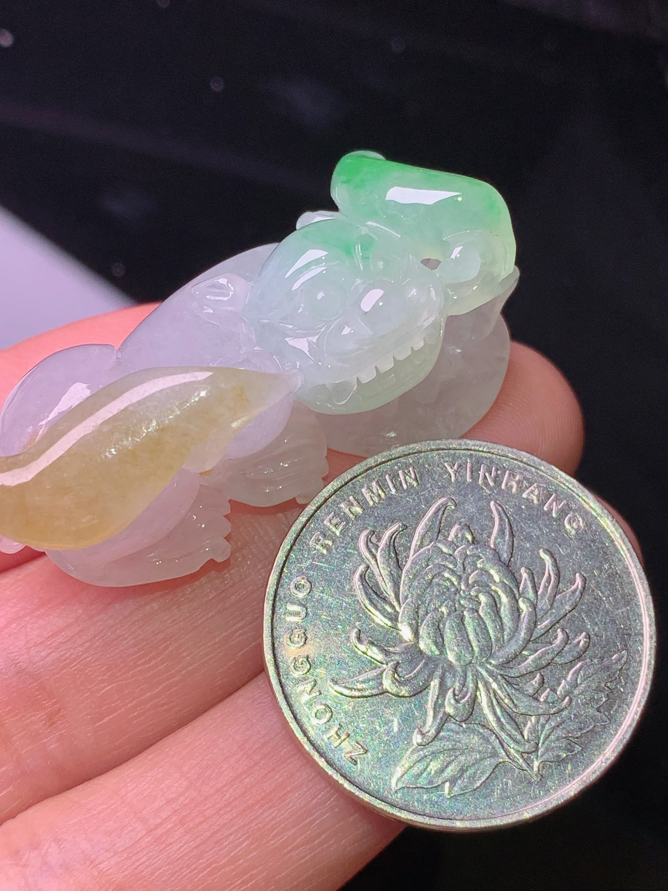 飘黄绿貔貅吊坠 玉质细腻 水润亮眼 色泽艳丽 整体尺寸41*16.3*16.8