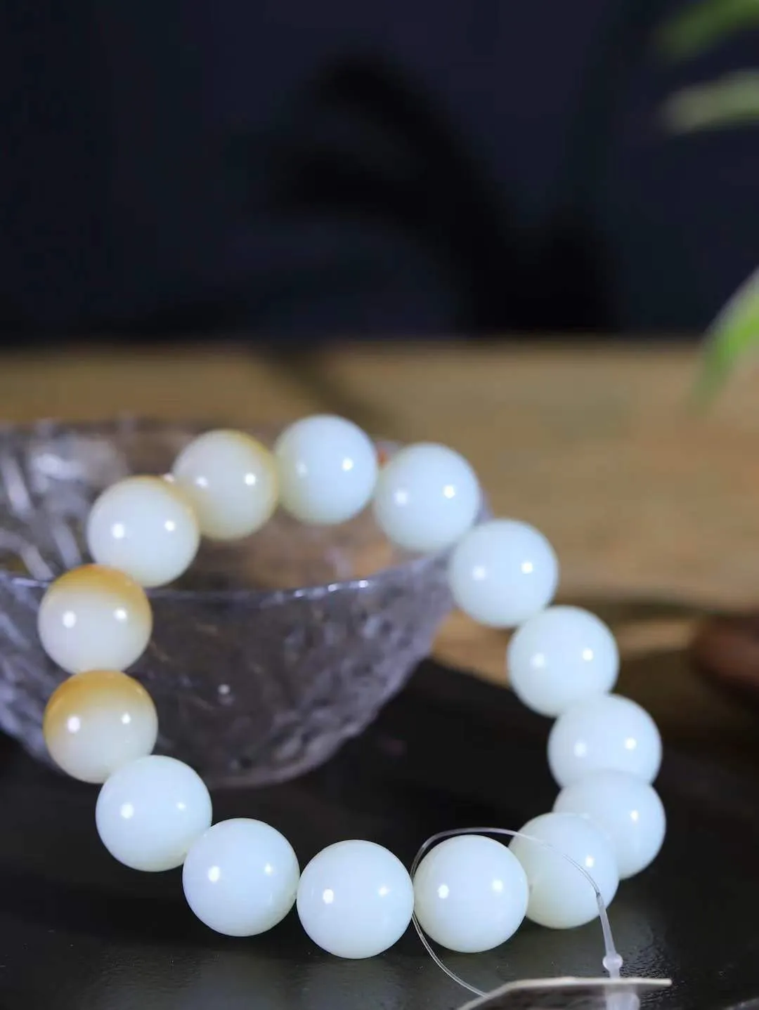 【珠圆玉润.手串】

精品和田玉糖白玉珠圆玉润手串 玉质温润细腻  整串打磨圆润，佩戴舒适。珠珠落玉盘，间关莺语花底滑，一生美好时光，无论身在何处，都有它相伴相守。事事顺遂，幸福美满，吉祥如意。重70.62克 尺寸取一14.5mm FDT-161201413