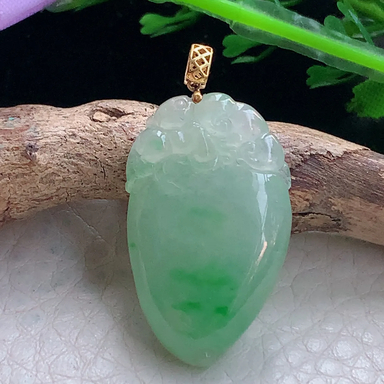 x54自然光27.8*17*6.8精美翡翠a货飘绿福瓜 玉瓜玉吊坠 玉挂件