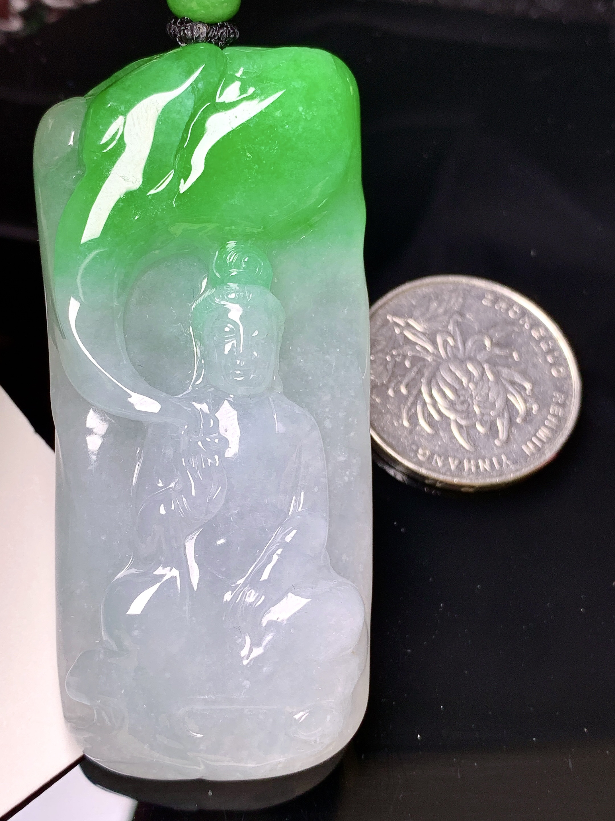 飘绿观音菩萨吊坠 玉质细腻 水润亮眼 色泽艳丽 整体尺寸64.5*29.7*12.8
