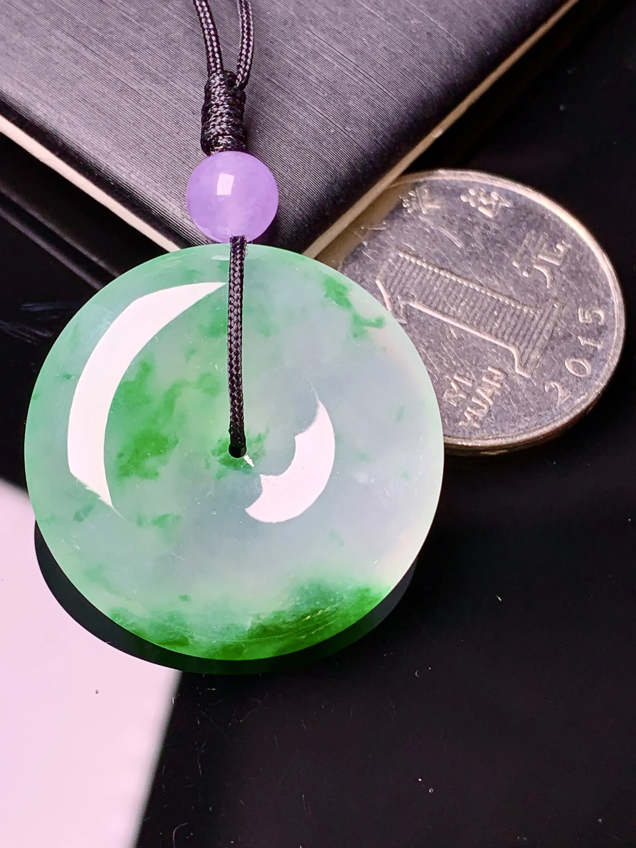 冰种飘绿平安扣吊坠 冰透水润 玉质细腻 色泽艳丽清新 整体尺寸20.5*5.5