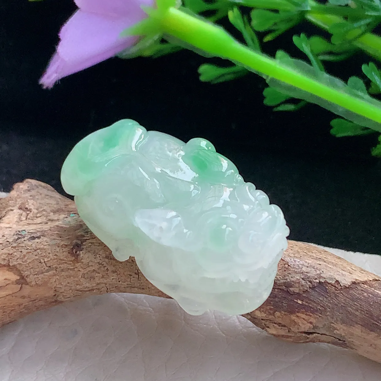 x54自然光30*15.6*12精美翡翠a货冰飘绿招财貔貅 玉皮休玉吊坠 玉挂件