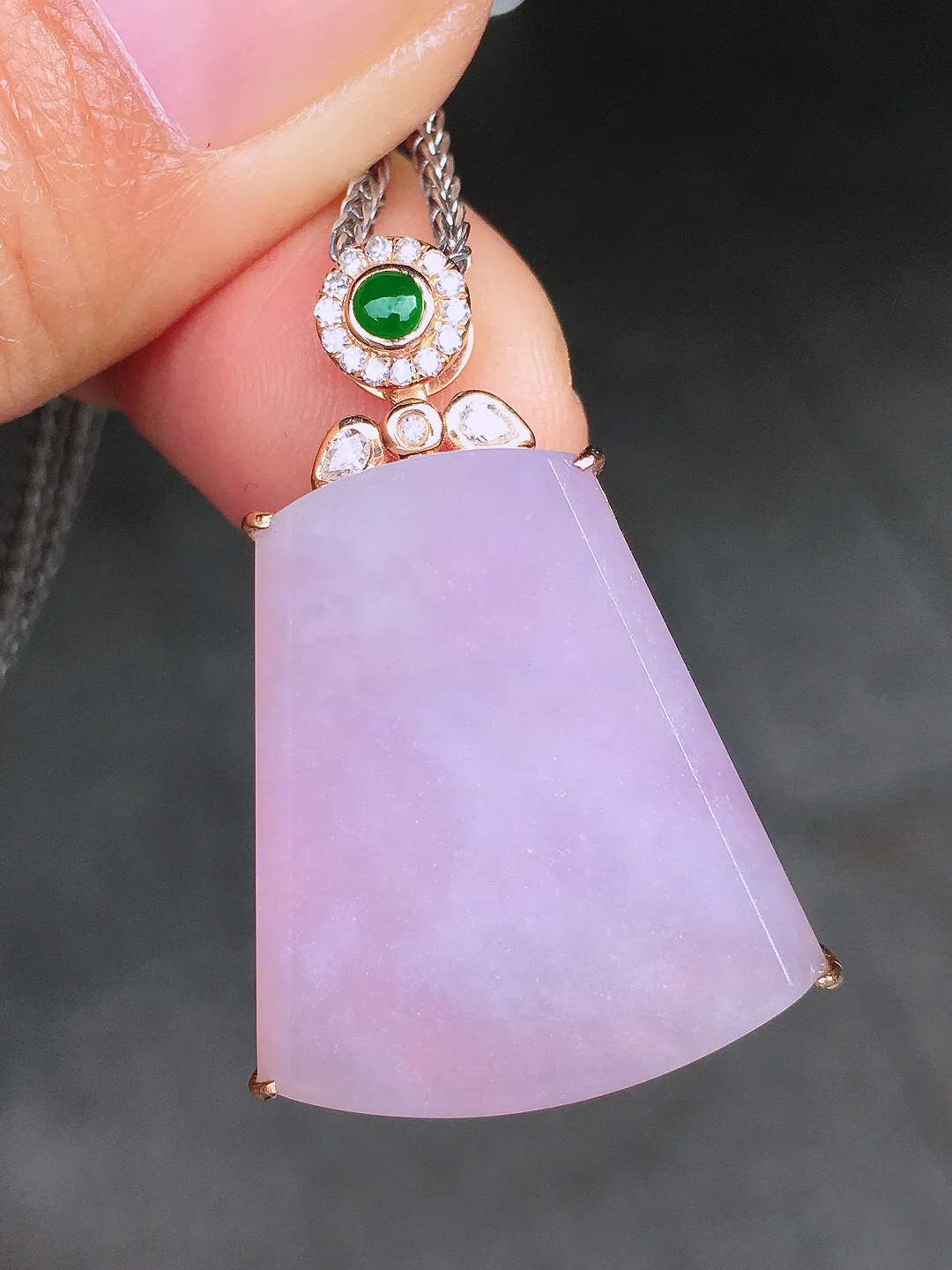 紫罗兰无事牌吊坠，色泽均匀艳丽，玉质细腻，荧光感超
强，饱满圆润，尽显优雅气质，18k
金豪华镶嵌