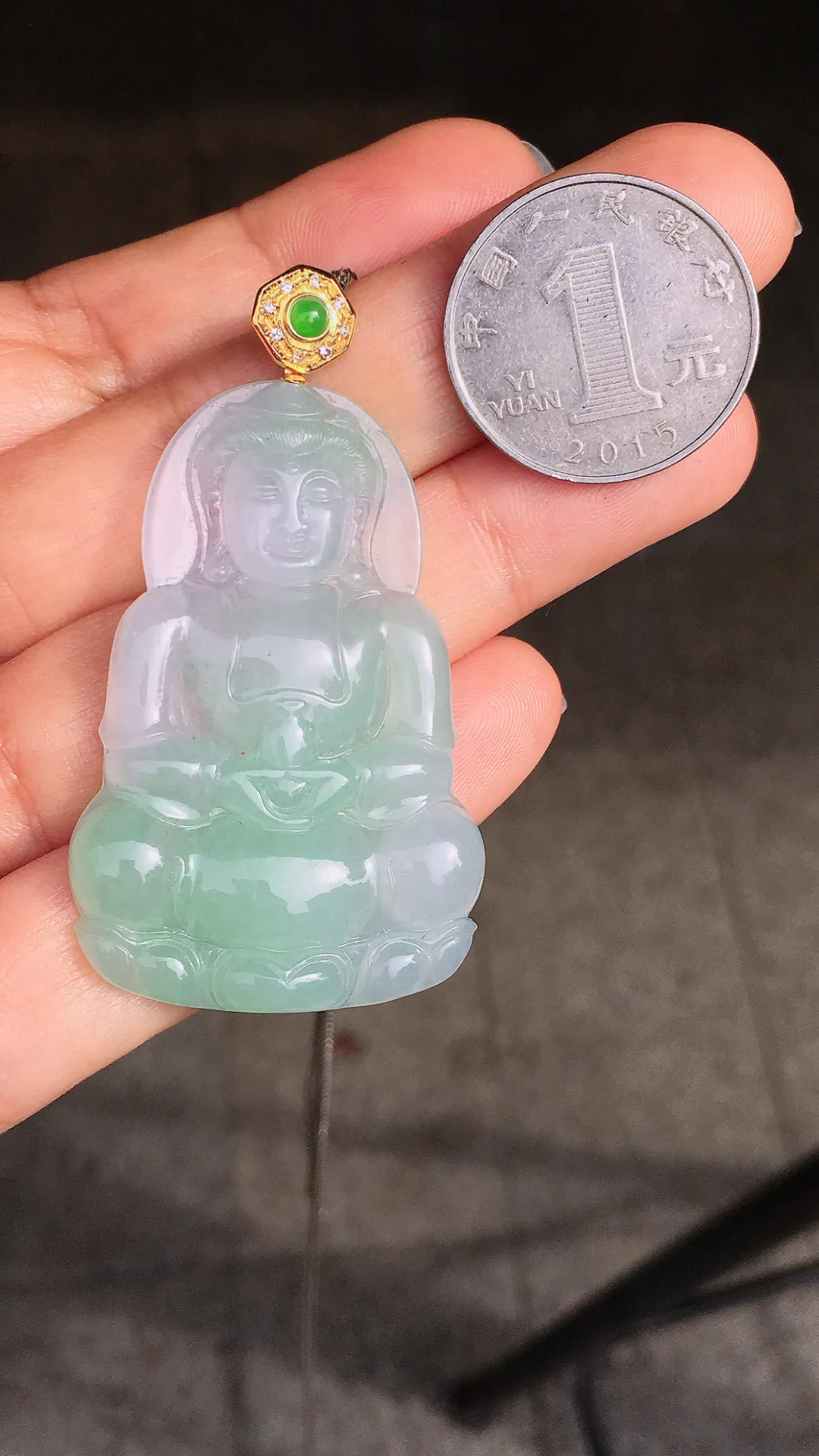 飘绿观音吊坠，色泽艳丽，玉质细腻，荧光感超
强，饱满圆润，尽显优雅气质，18k
金豪华镶嵌