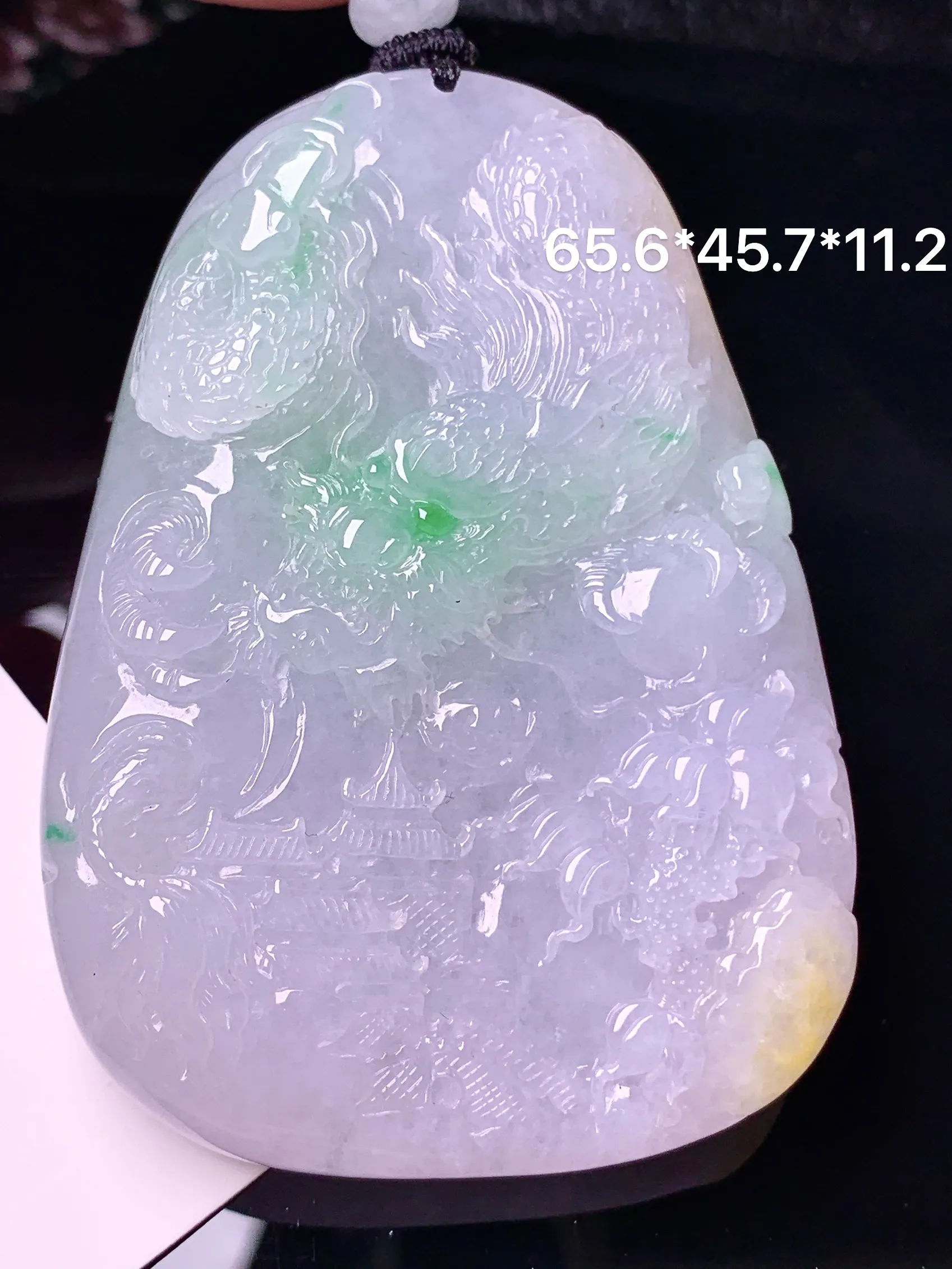 飘绿龙牌吊坠 玉质细腻 水润亮眼 色泽艳丽 整体尺寸65.6*45.7*11.2