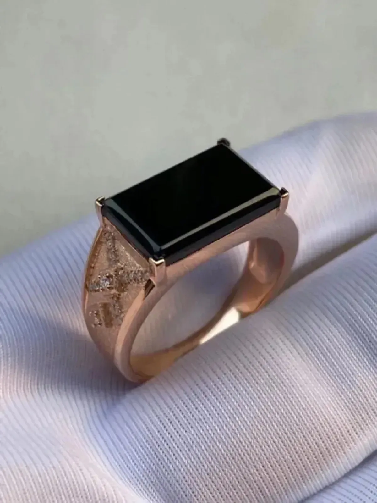 墨翠：【方形戒指】18K金+南非钻镶嵌，细腻干净，黑度极黑，性价比高，做工精致，打灯透绿 裸石尺寸：15.2*9.4*4.9.