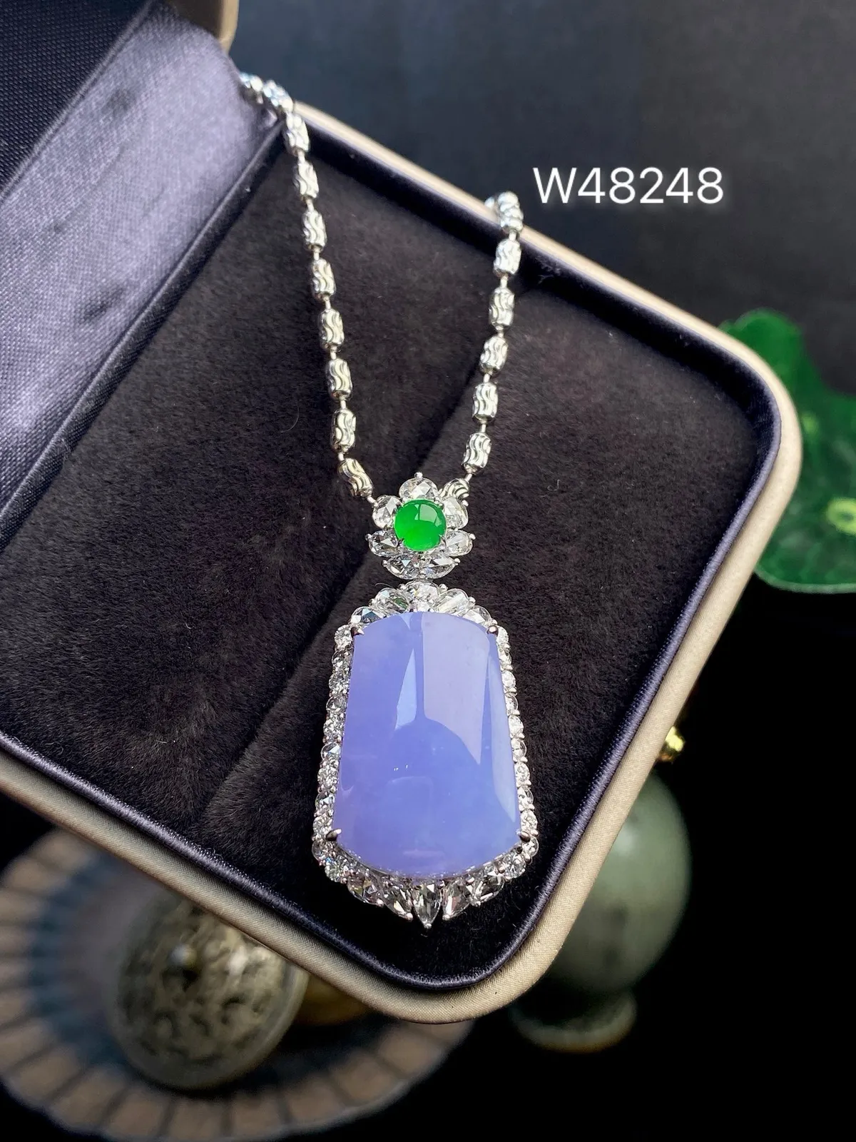 【冰种紫无事柱吊坠】质地细腻，光泽度不错，18k金钻镶嵌，裸石尺寸19.1*13.3*6.3毫米