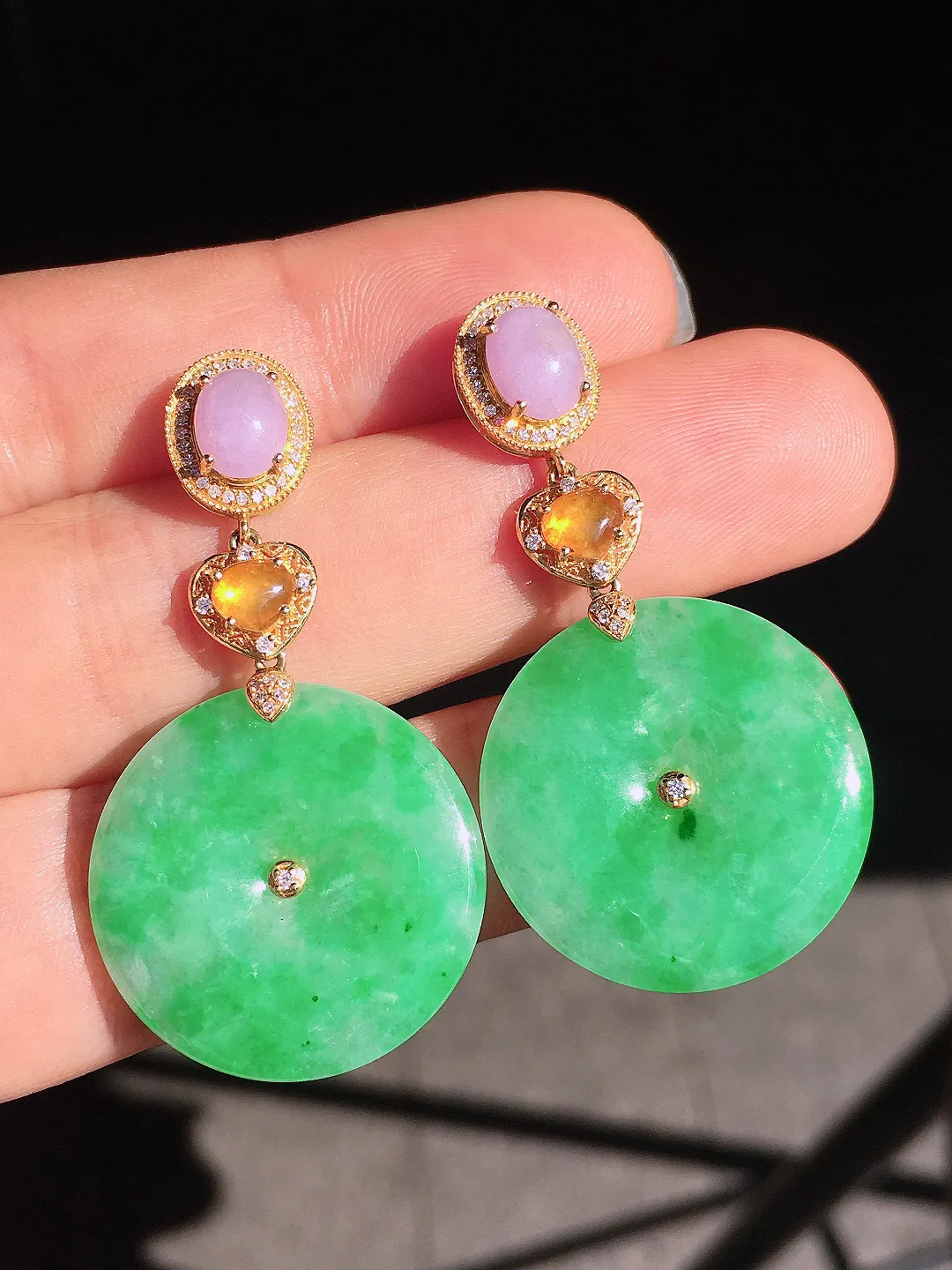 阳绿平安扣耳坠，色泽均匀艳丽，玉质细腻，荧光感超
强，饱满圆润，尽显优雅气质，18k
金豪华镶嵌