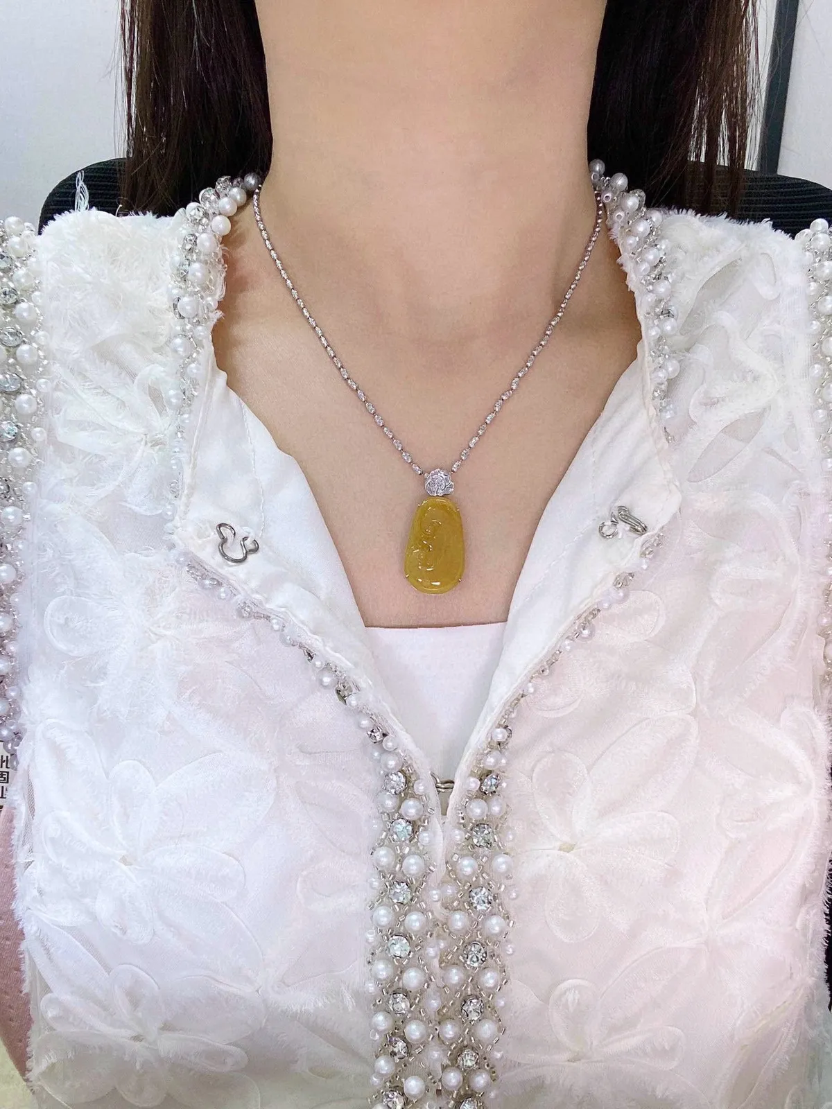 【冰种黄翡如意吊坠】种水很好，颜色漂亮，冰润通透，晶莹闪亮，18K金钻镶嵌，裸石尺寸27.2*17*3.8毫米