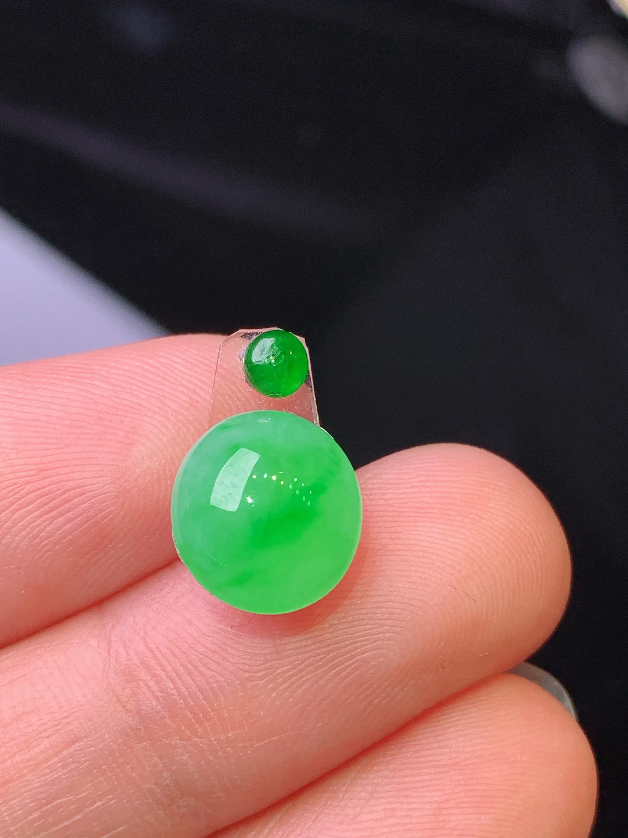 镶嵌款 翠绿蛋面吊坠 玉质细腻 水润亮眼 色泽艳丽 整体尺寸10.2*9.3*5.2