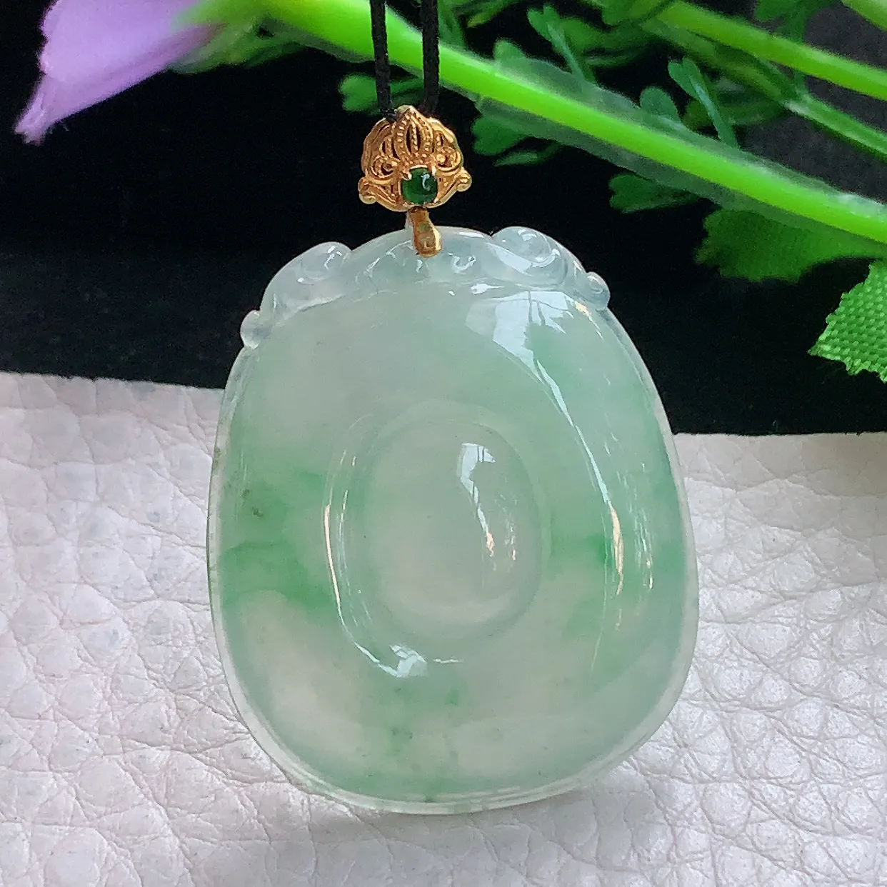 x54自然光33.8*28*5.8精美翡翠a货冰绿福贝玉吊坠 玉挂件