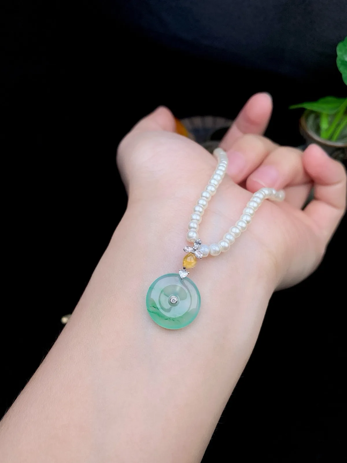 【冰种飘绿平安扣】质地非常细腻，冰润十足，种老冰透，18k金钻镶嵌，裸石尺寸14.5*2.6毫米，收藏品质