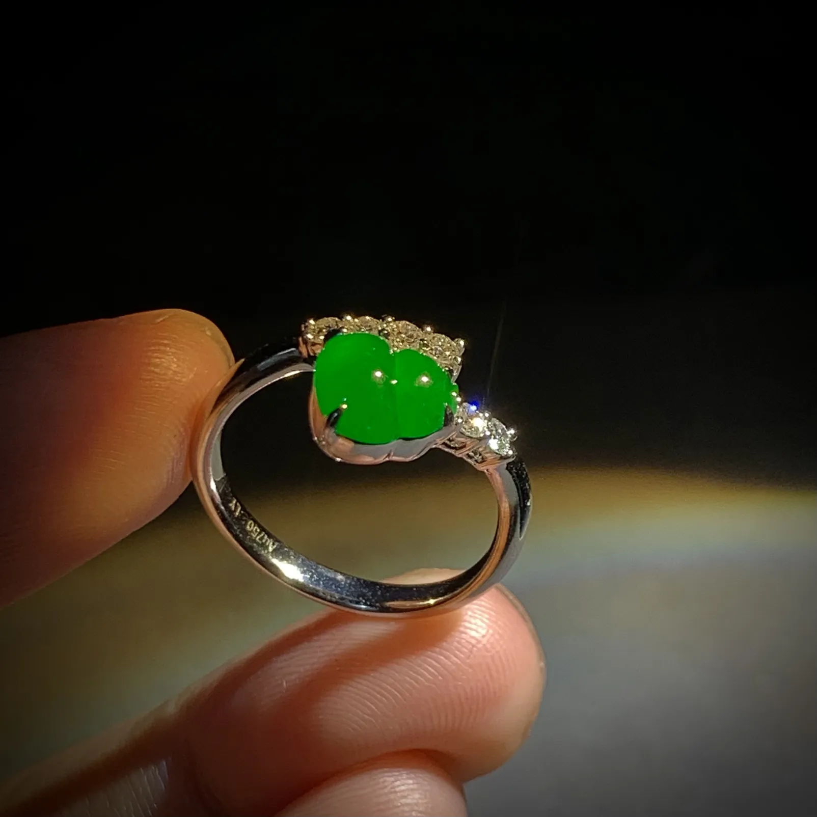 高品质绿葫芦戒指，裸石7.8-7.3-3mm，
14#，18K金，南非钻，3.43g，