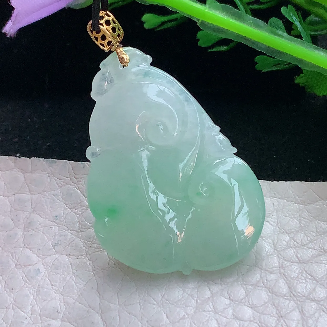 x54自然光34.2*23.8*7精美翡翠a货飘绿祥云如意玉吊坠 玉挂件